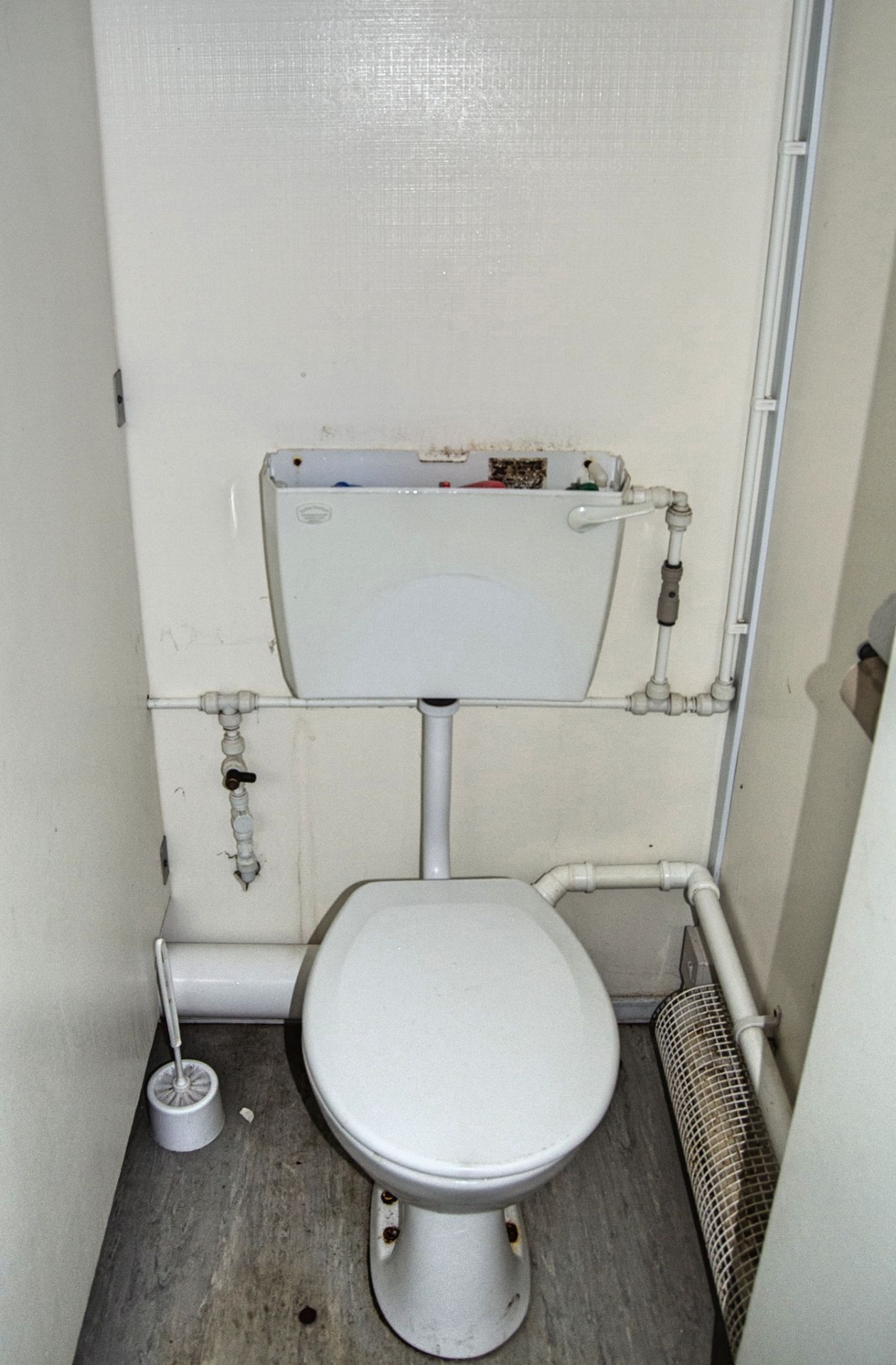 12 ft x 9 ft steel jack leg 2+1 toilet site unit Comprising of: Gents toilet (2 - cubicles, 2 - - Image 8 of 10