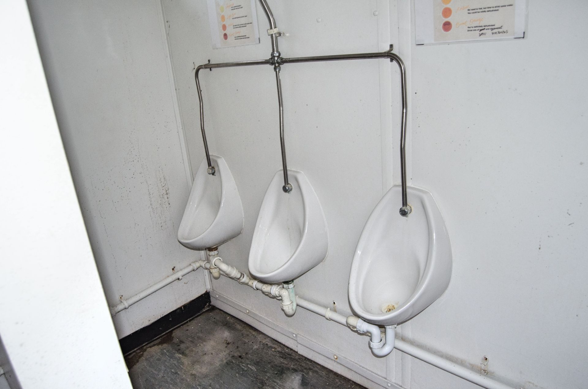16ft x 9ft steel 3+1 toilet site unit Comprising of: Gents toilet(3 - cubicles, 3 - urinals & 3- - Image 6 of 10