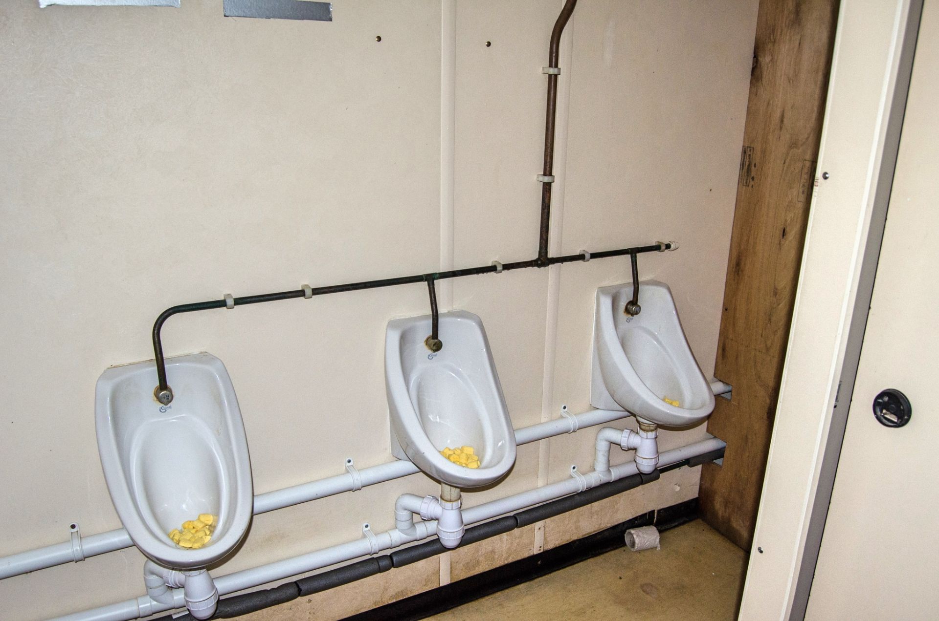 32ft x 10ft steel toilet site unit Comprising of: Gents toilet(4 - cubicles, 4 - urinals & 3 - - Image 6 of 15