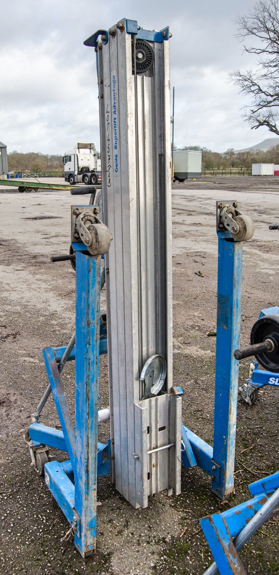 Genie SLA-15 manual material hoist c/w forks A747746