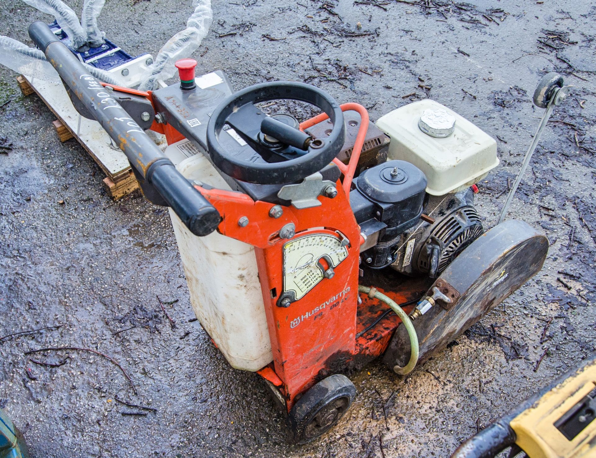 Husqvarna FS400LV petrol driven road saw A944352 - Image 2 of 3