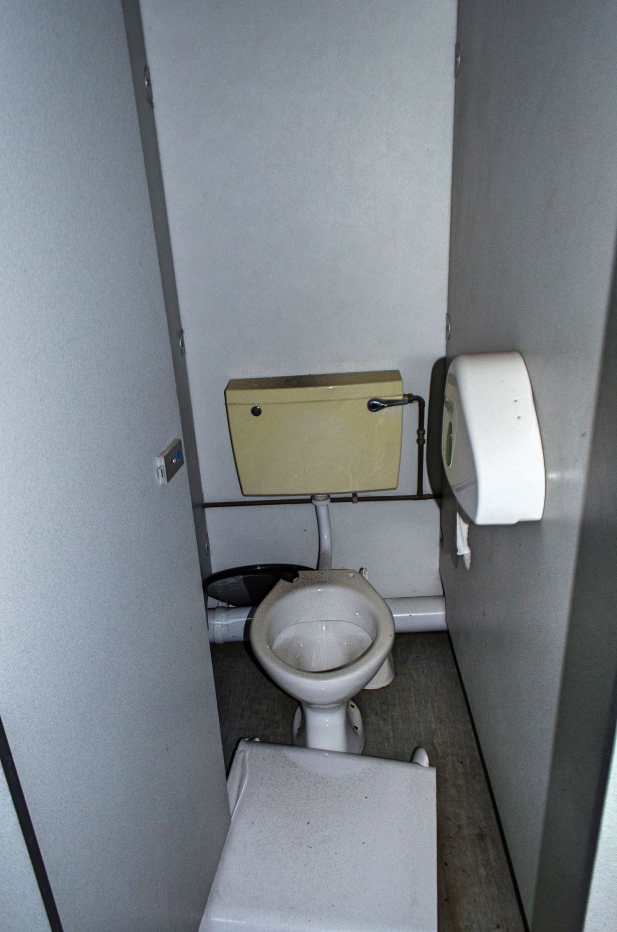 32ft x 10ft steel jack leg 4+4 toilet site unit Comprising of: Lobby area & 2 - toilet rooms (each - Image 9 of 18