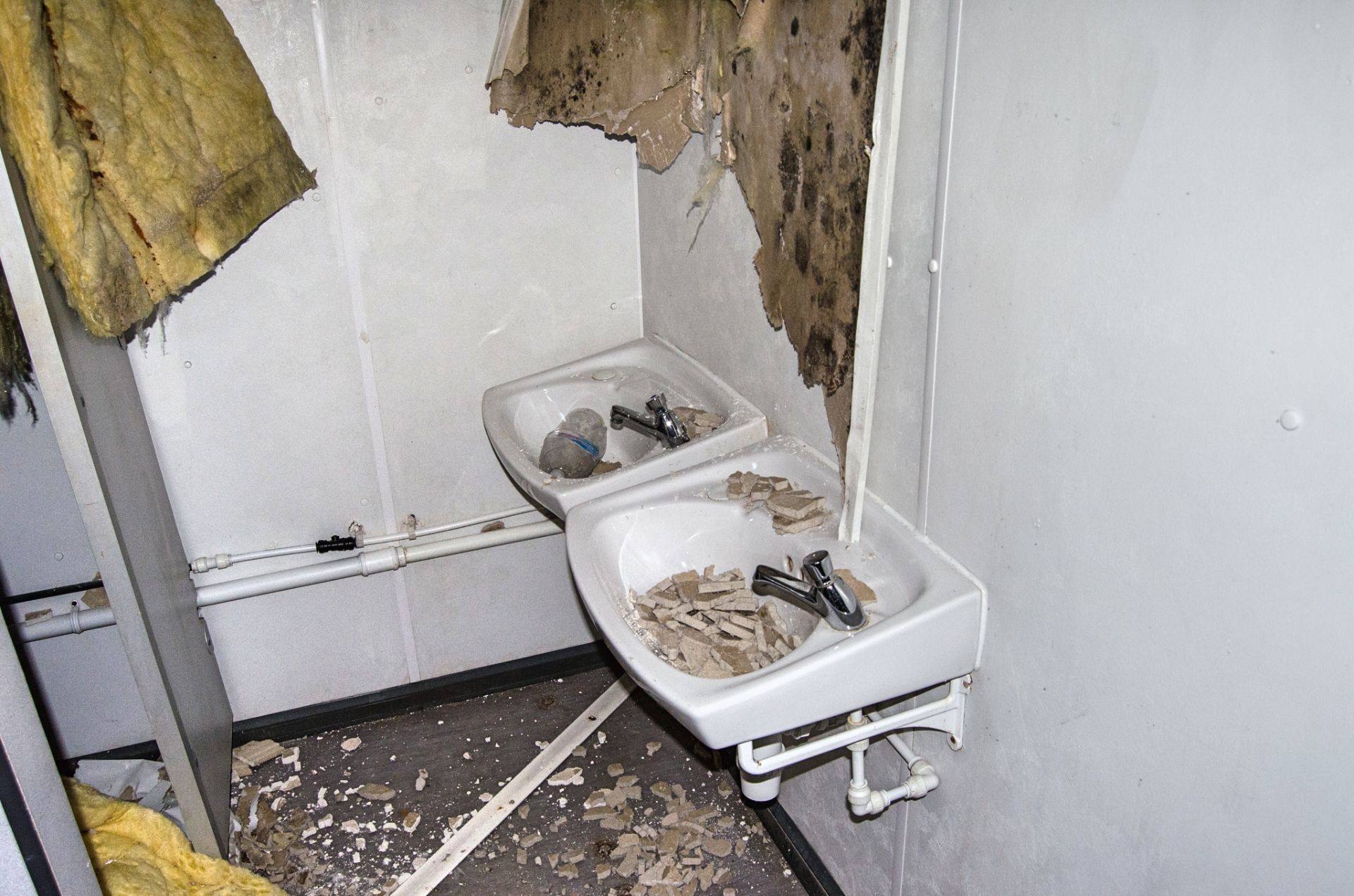 16ft x 8ft steel jack leg 3+1 toilet site unit Comprising of: Gents toilet(3 - cubicles, 2 - urinals - Image 7 of 12