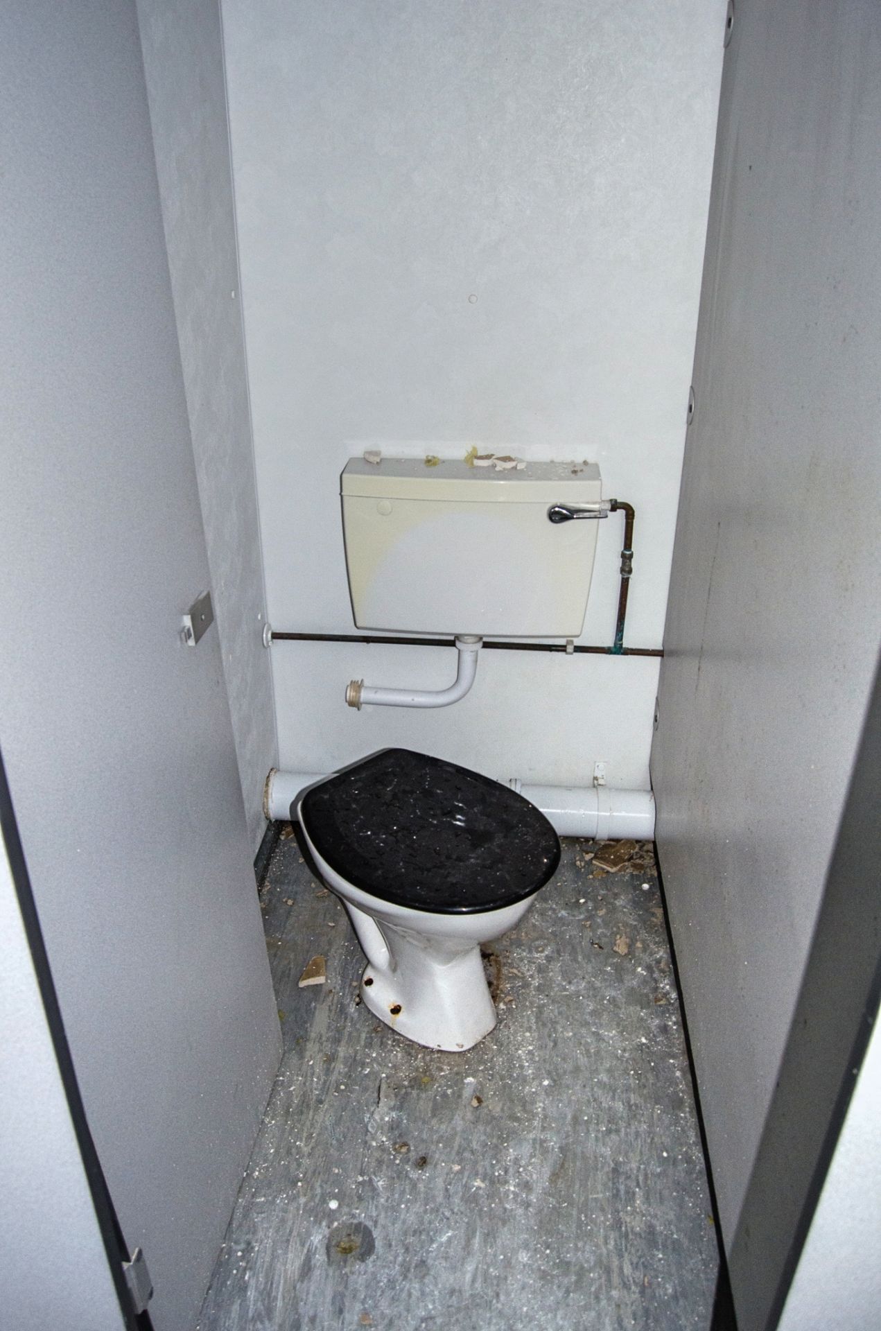 16ft x 8ft steel jack leg 3+1 toilet site unit Comprising of: Gents toilet(3 - cubicles, 2 - urinals - Image 10 of 12