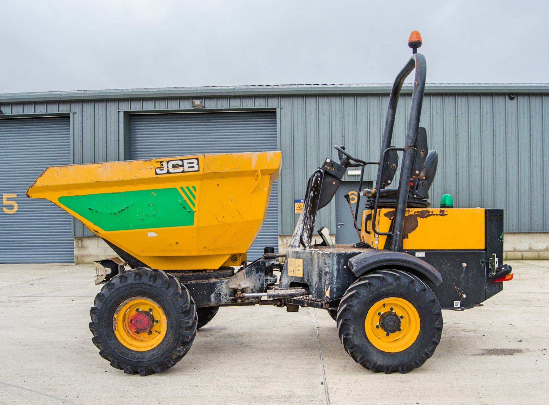 JCB 3 tonne swivel skip dumper Year: 2016 S/N: EGGRF9860 Recorded Hours: 1504 c/w V5C certificate - Image 7 of 26