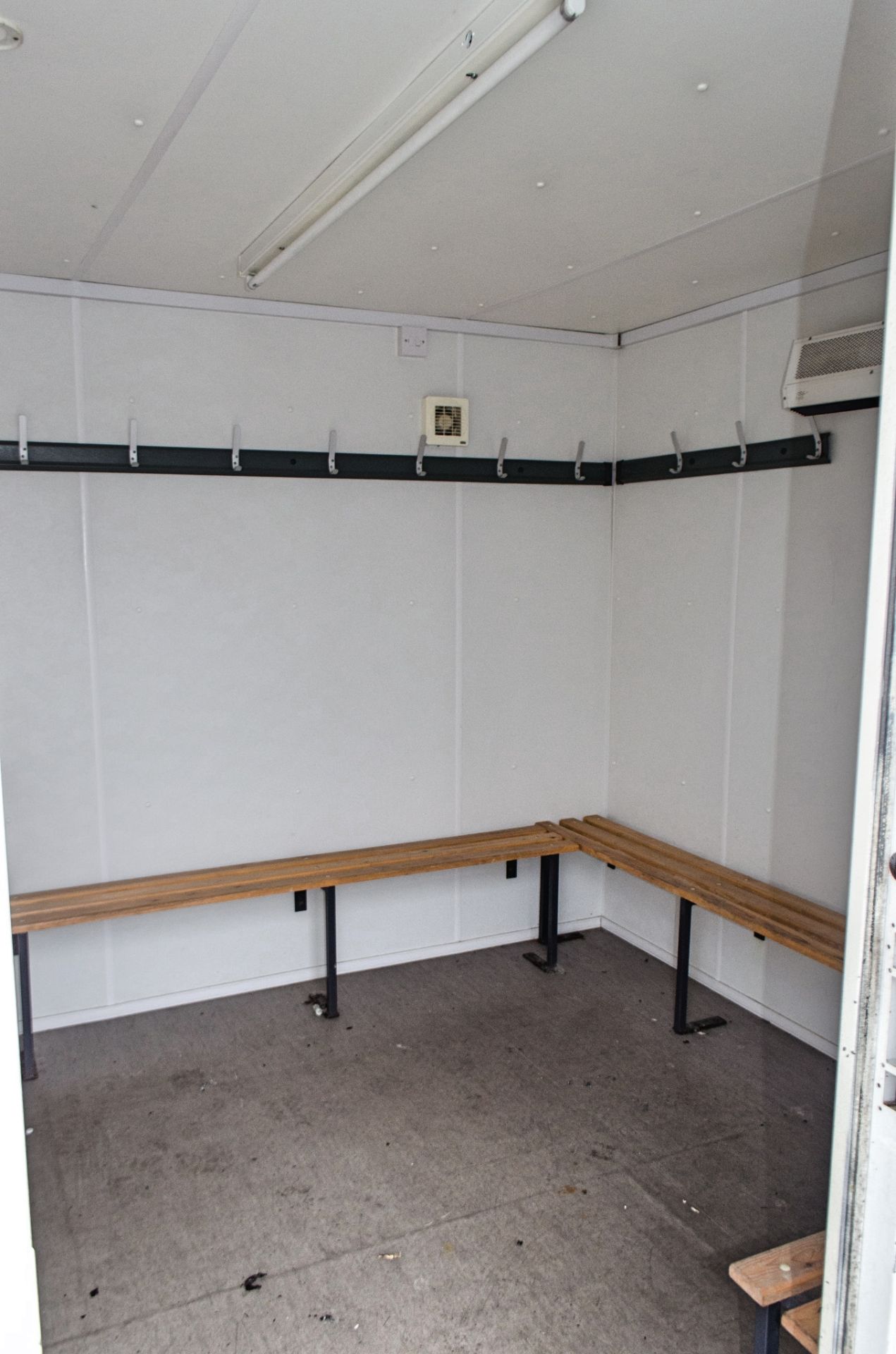 12ft x 8ft steel changing room/shower site unit A706196 ** No keys but unlocked ** - Image 5 of 7