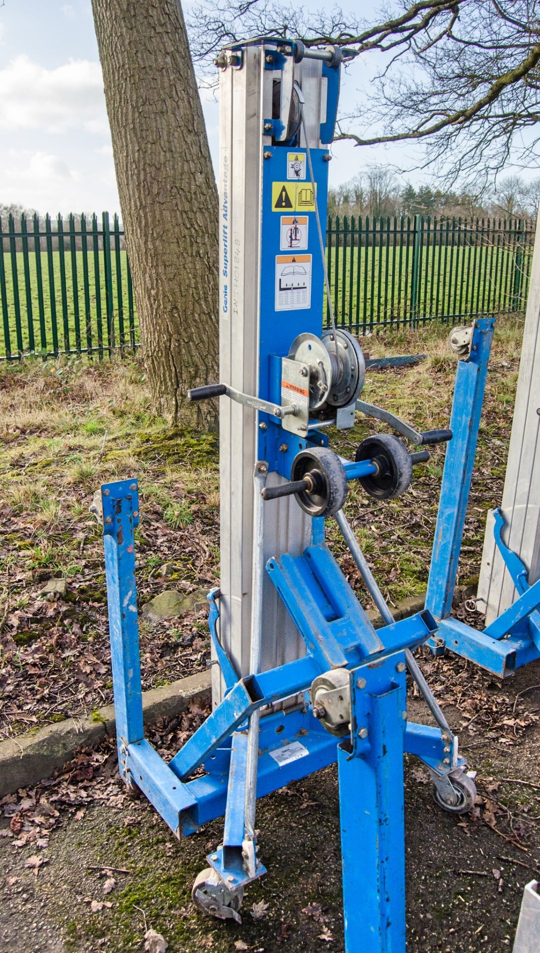 Genie SLA-10 manual material hoist c/w forks INTH01848 - Image 2 of 2