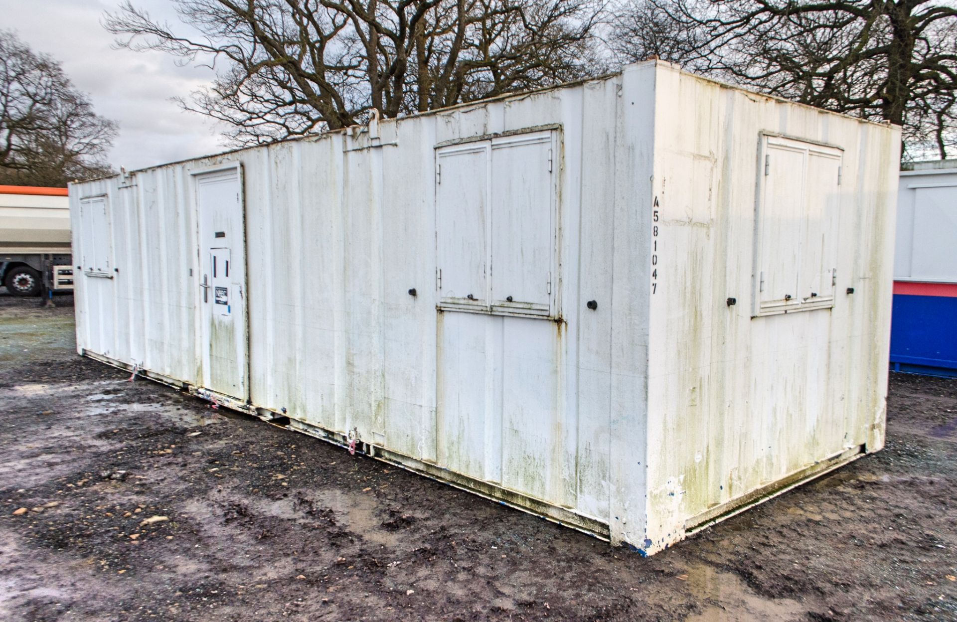 32ft x 10ft steel anti-vandal office site unit c/w keys A581047