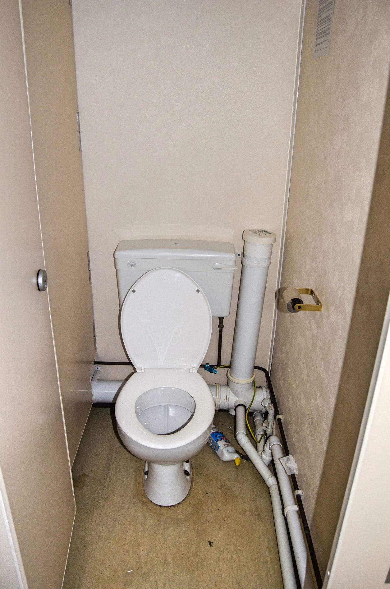32ft x 10ft steel toilet site unit Comprising of: Gents toilet(4 - cubicles, 4 - urinals & 3 - - Image 13 of 15