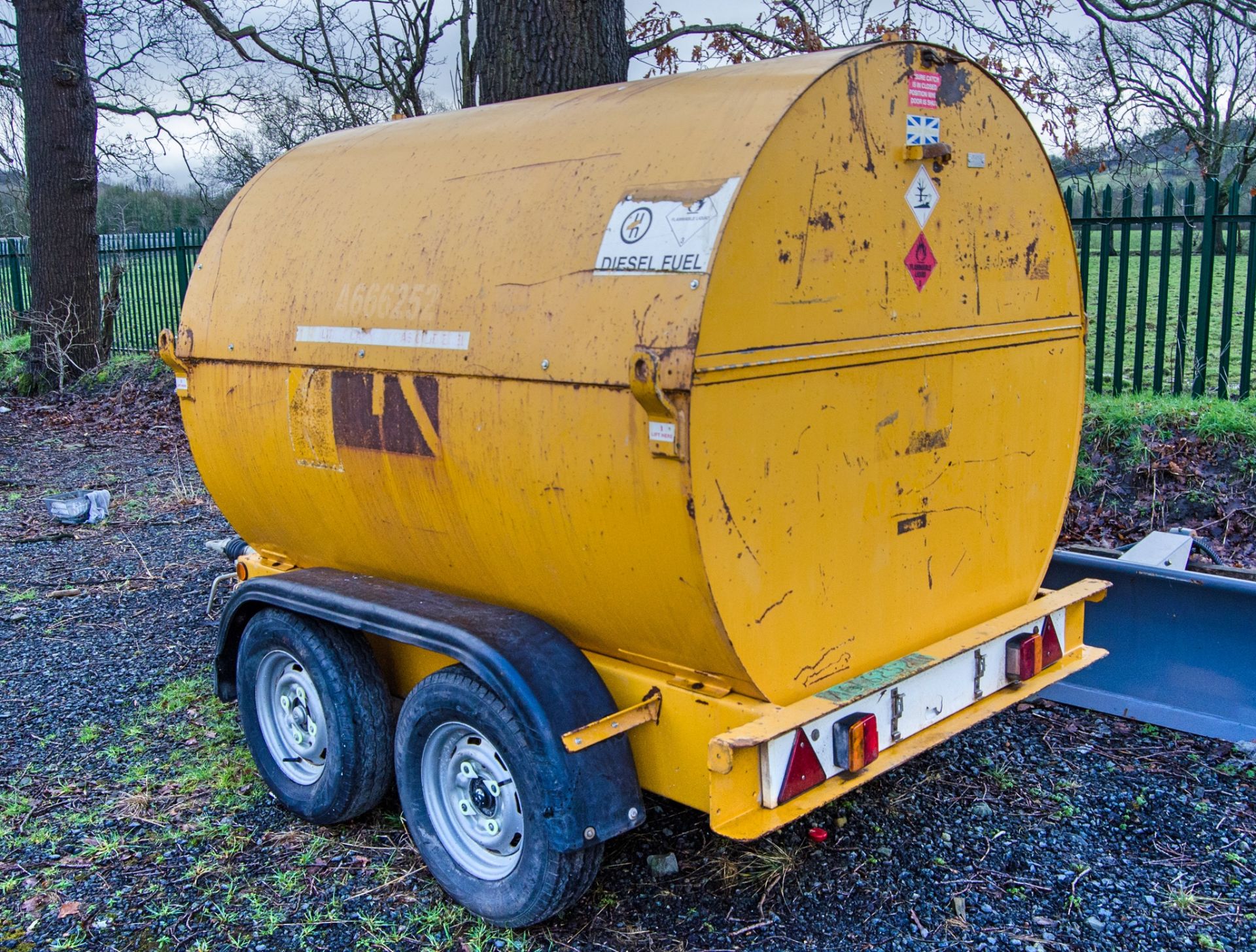 Trailer Engineering 2140 litre tandem axle fast tow bunded fuel bowser c/w manual pump, delivery - Image 4 of 7