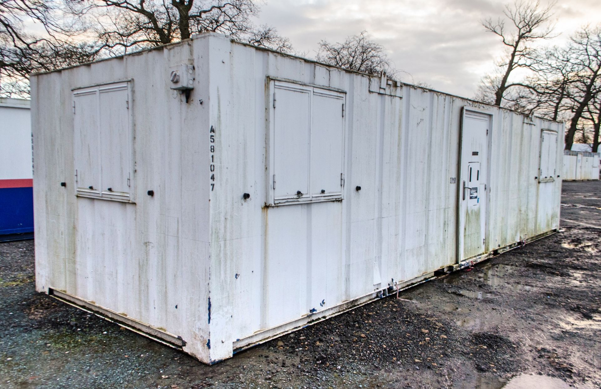 32ft x 10ft steel anti-vandal office site unit c/w keys A581047 - Image 2 of 6