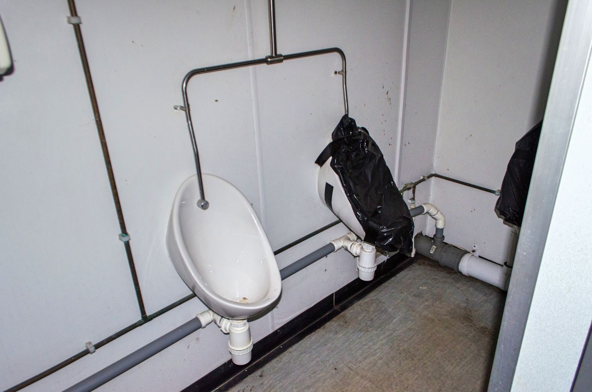 32ft x 10ft steel jack leg 4+4 toilet site unit Comprising of: Lobby area & 2 - toilet rooms (each - Image 8 of 18