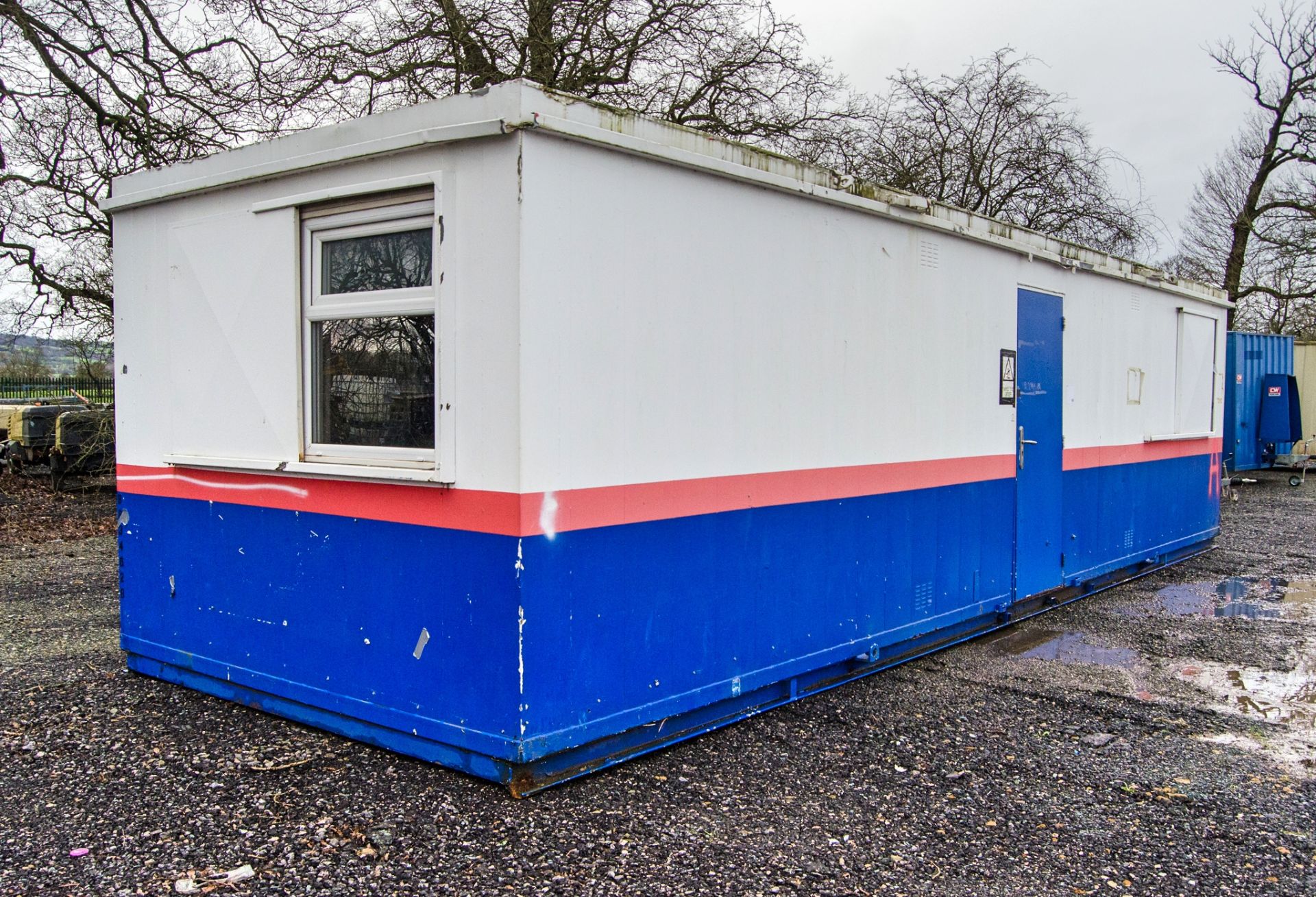 32ft x 10ft steel anti-vandal office site unit BB34628 ** No keys but unlocked ** - Image 2 of 6