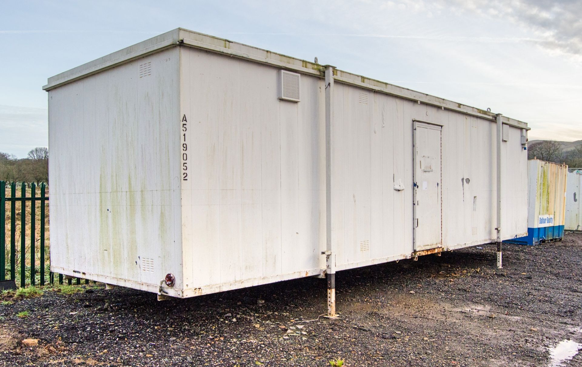 32ft x 10ft steel jack leg 4+4 toilet site unit Comprising of: Lobby area & 2 - toilet rooms (each - Image 2 of 18