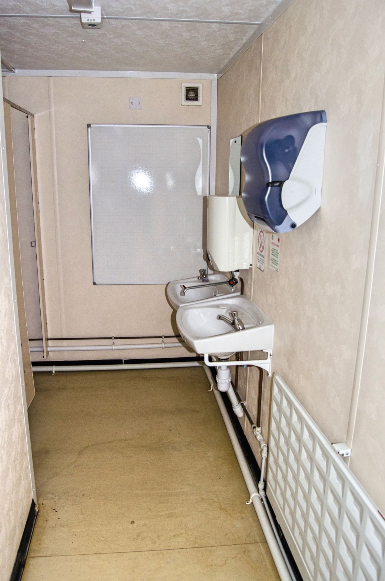 32ft x 10ft steel toilet site unit Comprising of: Gents toilet(4 - cubicles, 4 - urinals & 3 - - Image 11 of 15