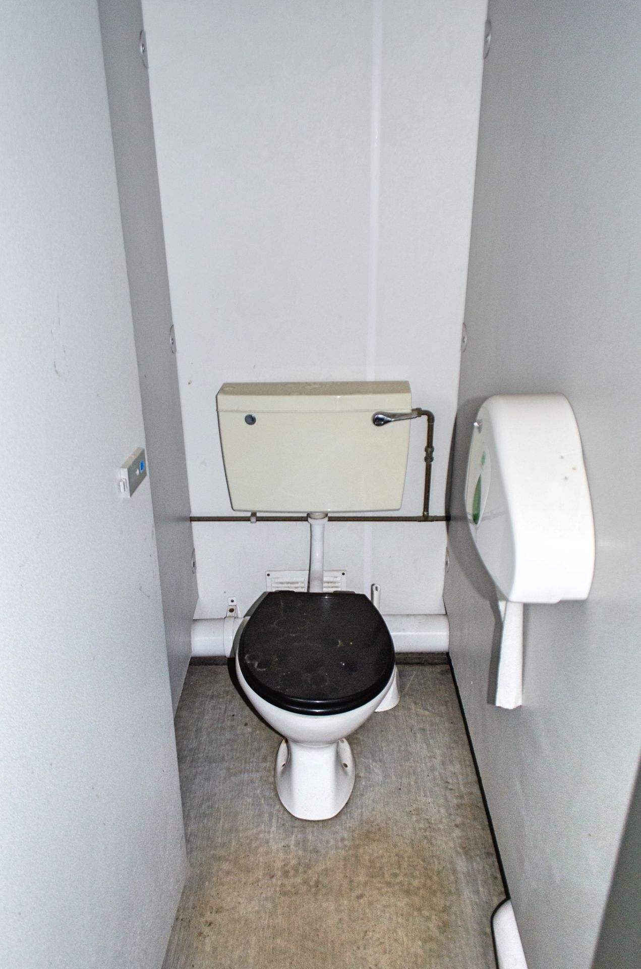 32ft x 10ft steel jack leg 4+4 toilet site unit Comprising of: Lobby area & 2 - toilet rooms (each - Image 11 of 18