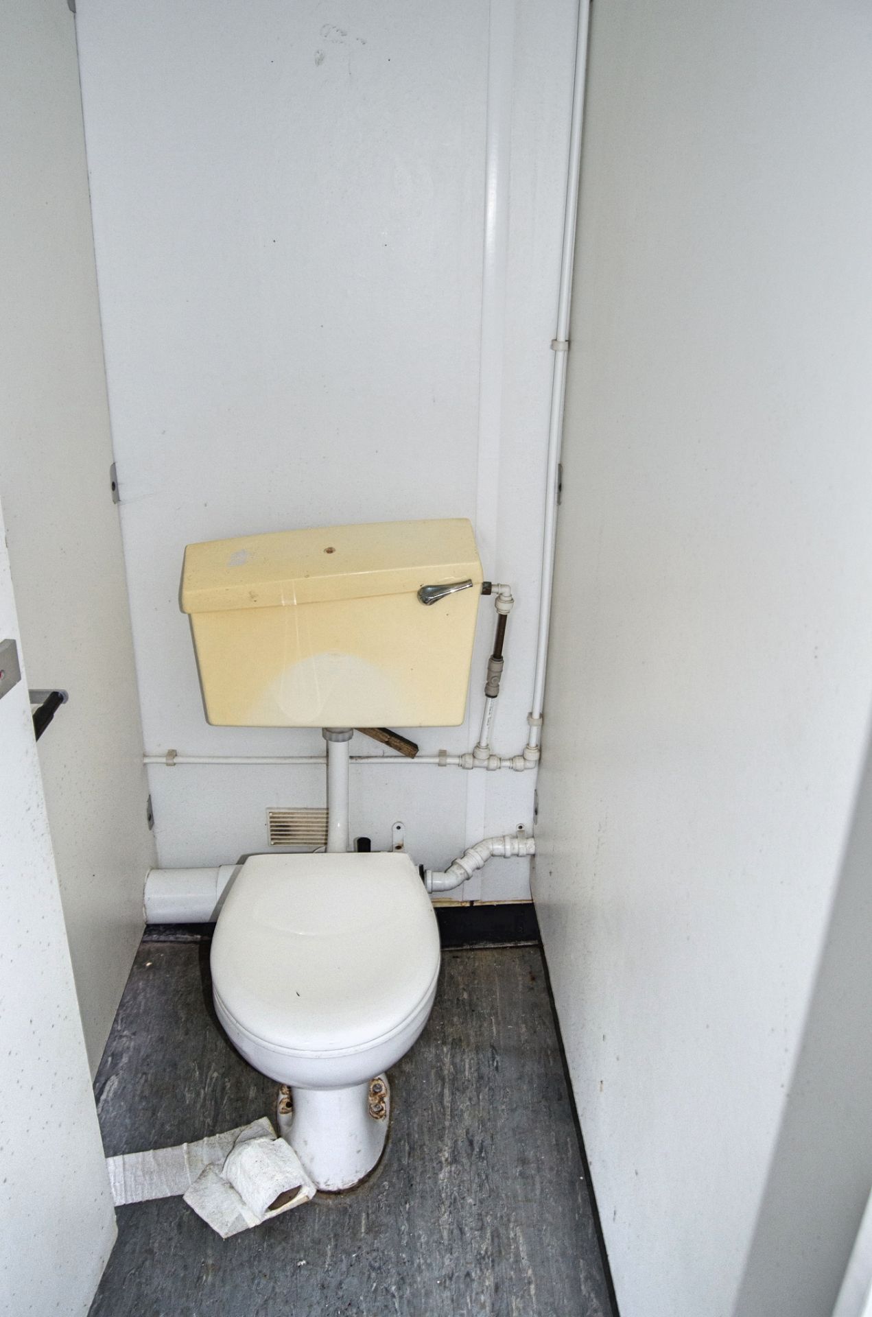 16ft x 9ft steel 3+1 toilet site unit Comprising of: Gents toilet(3 - cubicles, 3 - urinals & 3- - Image 7 of 10