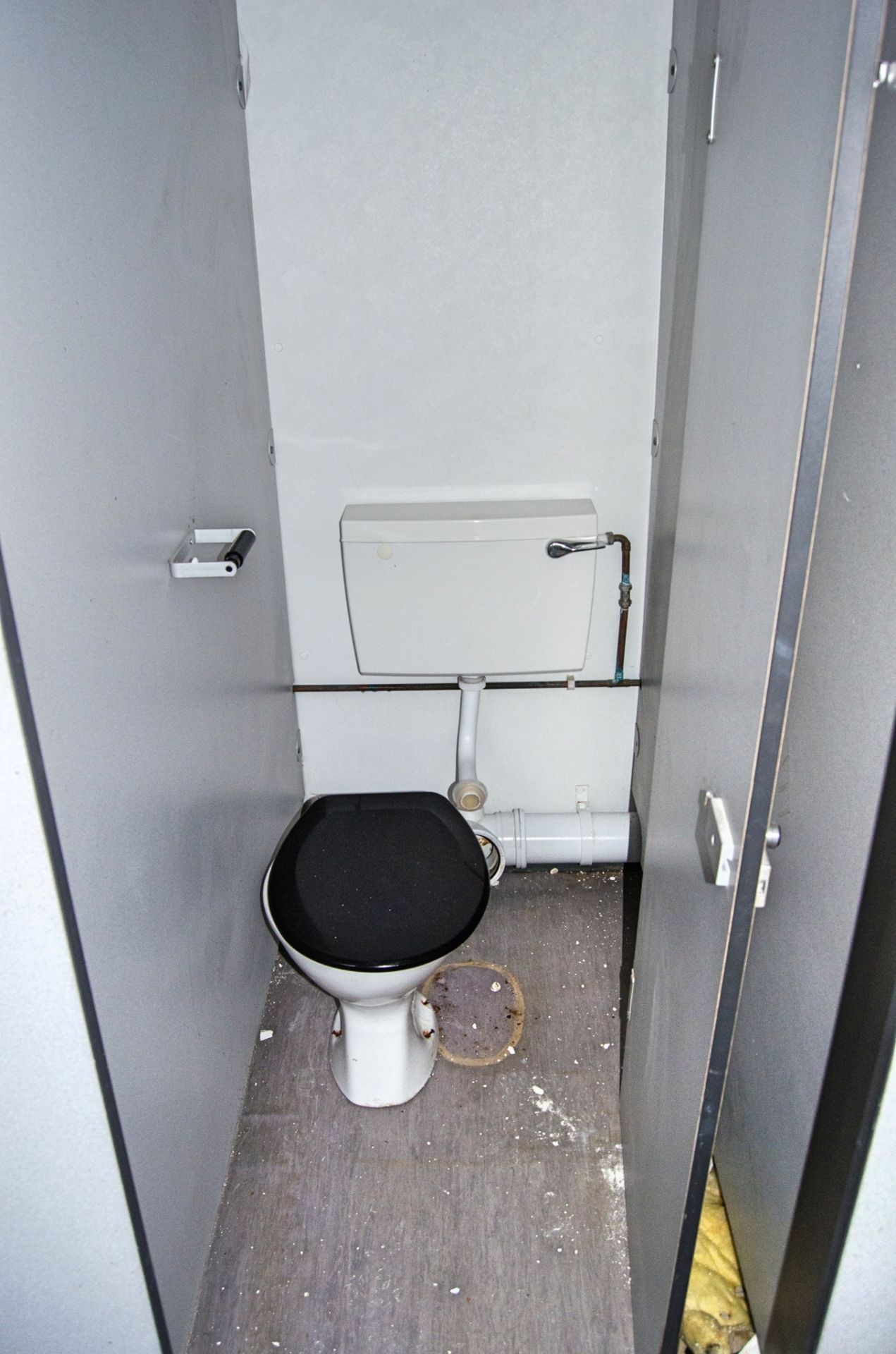 16ft x 8ft steel jack leg 3+1 toilet site unit Comprising of: Gents toilet(3 - cubicles, 2 - urinals - Image 8 of 12