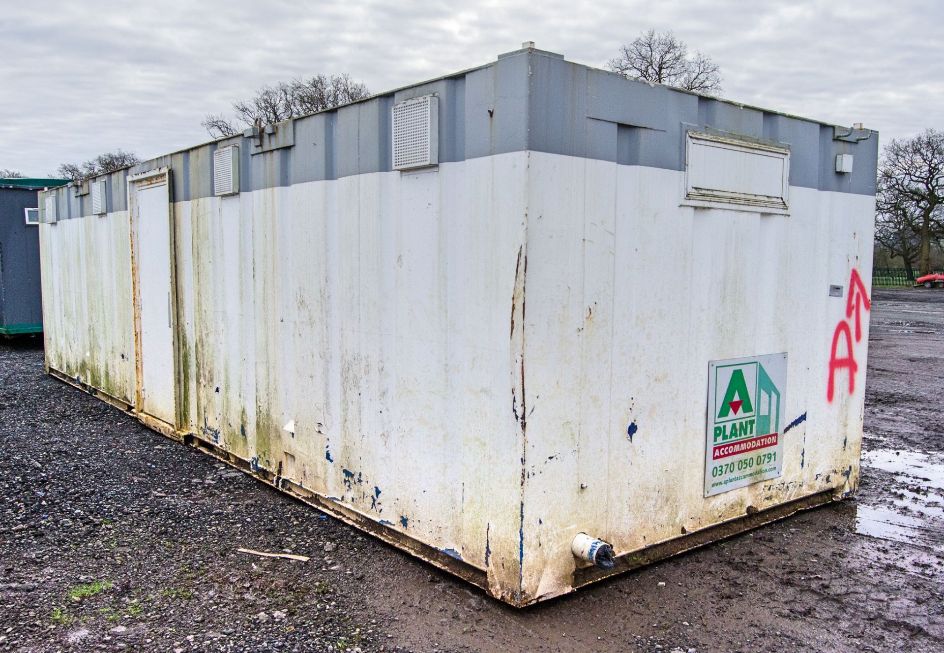 32ft x 10ft steel 4+2 toilet site unit Comprising of: Gents toilet(4 - cubicles, 2 - urinals & - Image 3 of 11