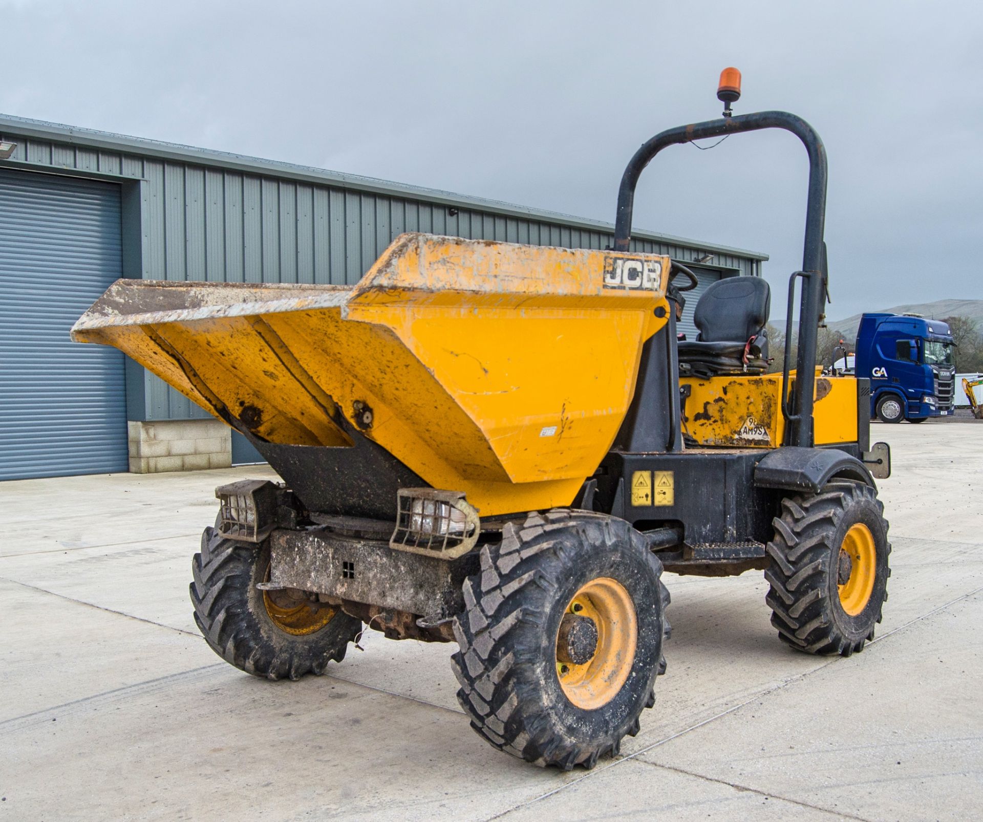 JCB 3 tonne swivel skip dumper Year: 2015 S/N: EFFRF8427 Recorded Hours: 1247 c/w V5C registration