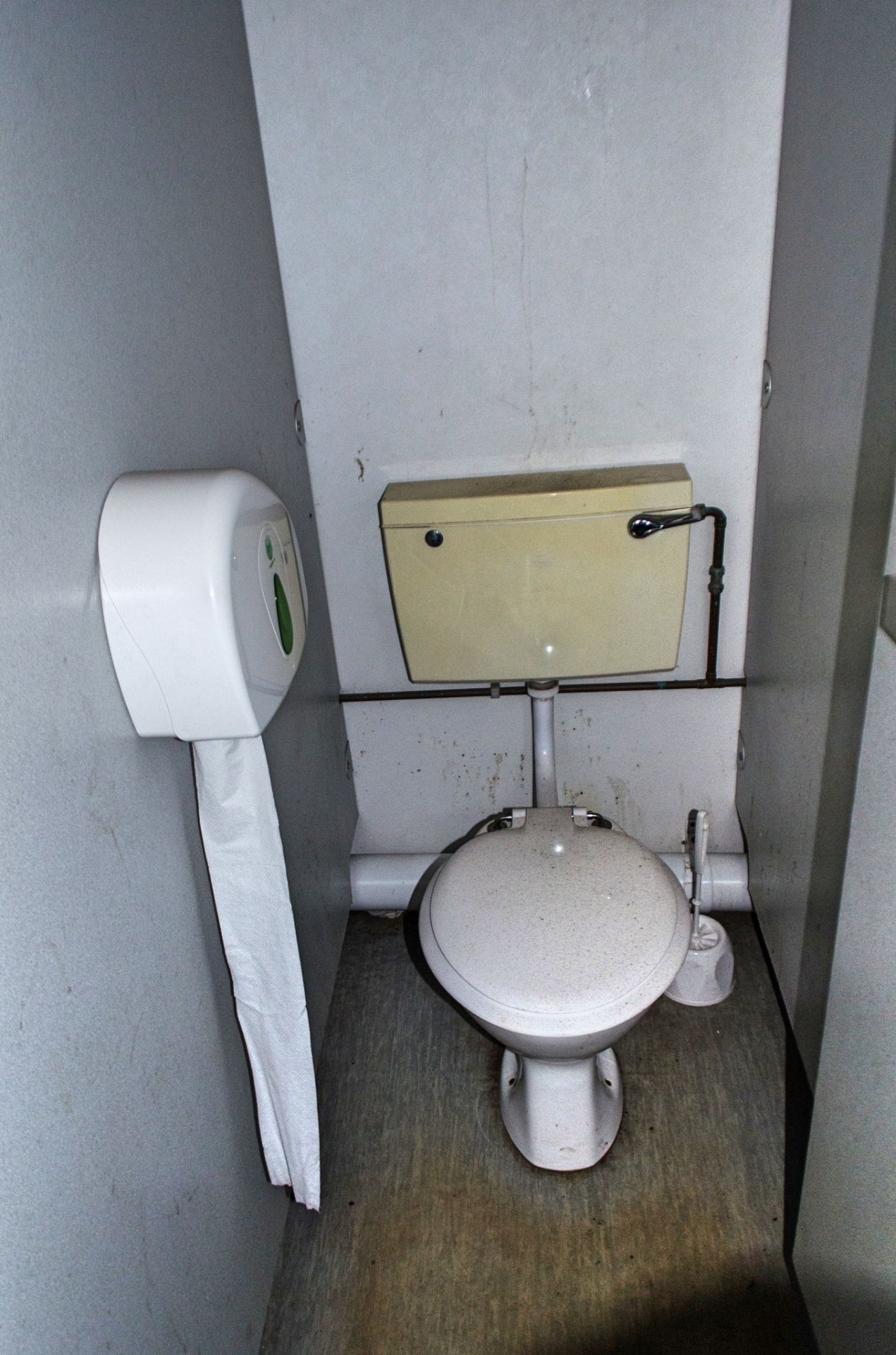 32ft x 10ft steel jack leg 4+4 toilet site unit Comprising of: Lobby area & 2 - toilet rooms (each - Image 15 of 18