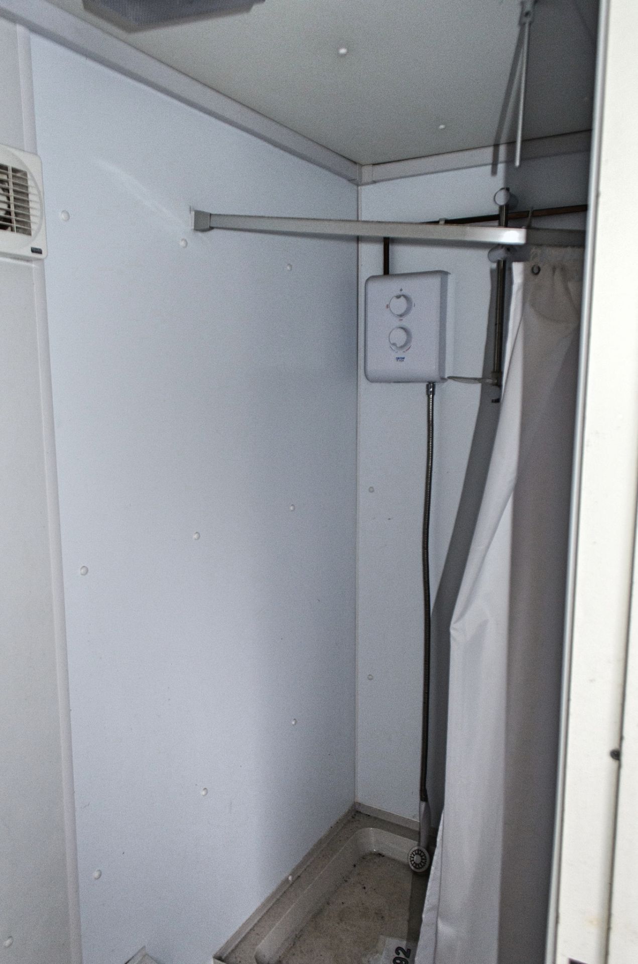 12ft x 8ft steel changing room/shower site unit A706196 ** No keys but unlocked ** - Image 7 of 7