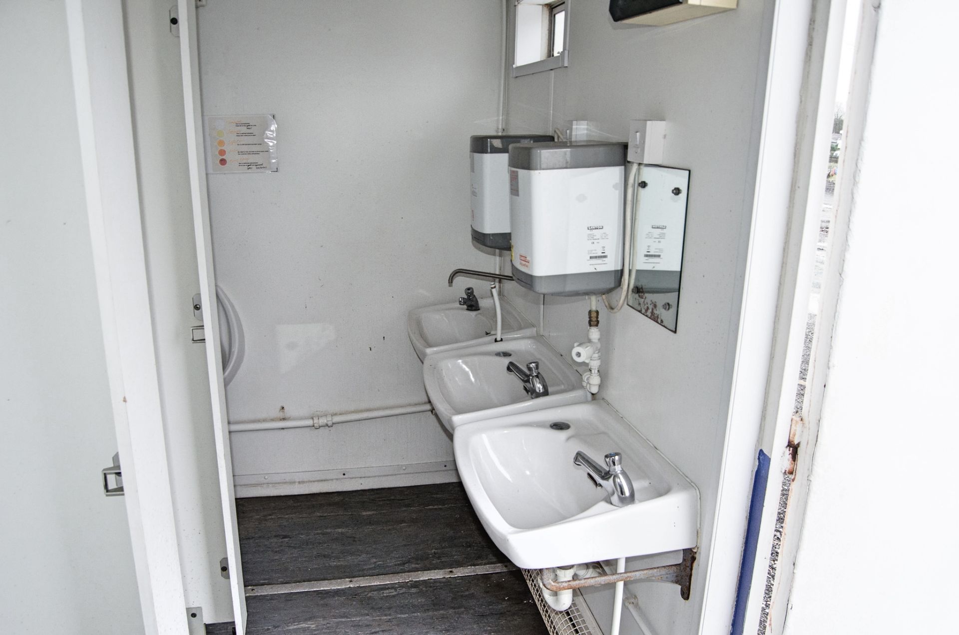 16ft x 9ft steel 3+1 toilet site unit Comprising of: Gents toilet(3 - cubicles, 3 - urinals & 3- - Image 5 of 10