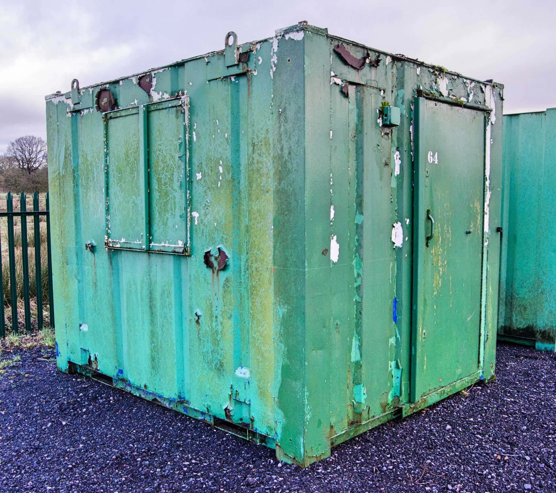 10ft x 8ft steel anti-vandal office site unit c/w keys ** No VAT on hammer but VAT will be charged - Image 2 of 6