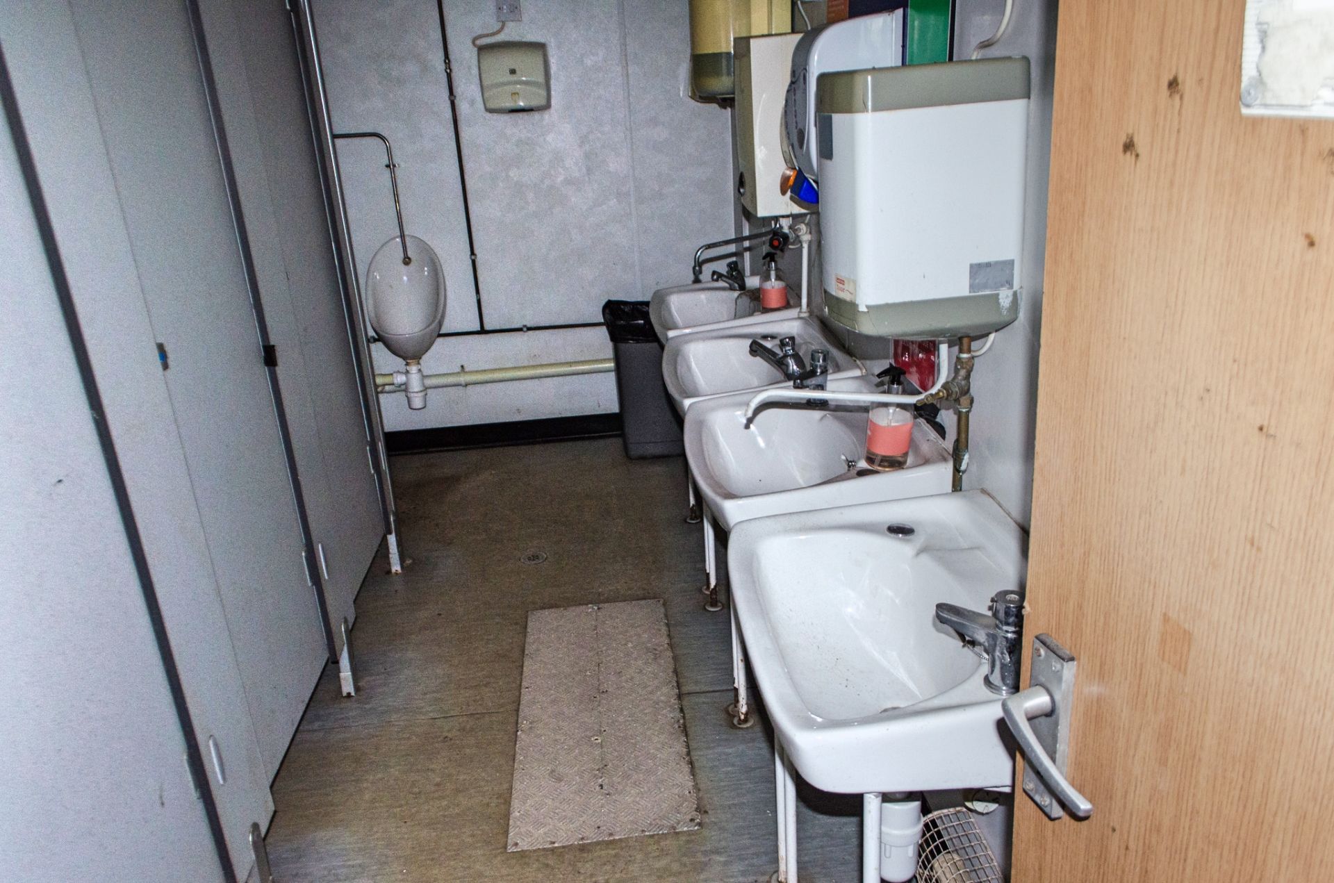 32ft x 10ft steel jack leg 4+4 toilet site unit Comprising of: Lobby area & 2 - toilet rooms (each - Image 13 of 18