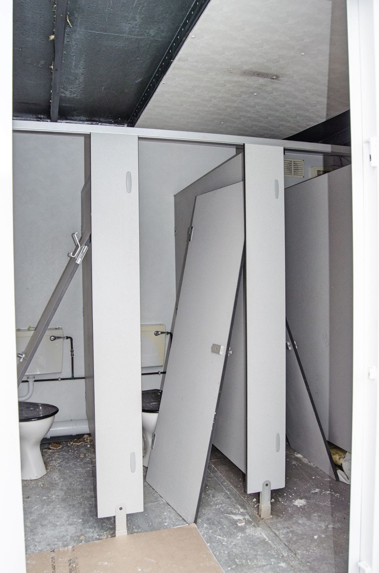 16ft x 8ft steel jack leg 3+1 toilet site unit Comprising of: Gents toilet(3 - cubicles, 2 - urinals - Image 5 of 12