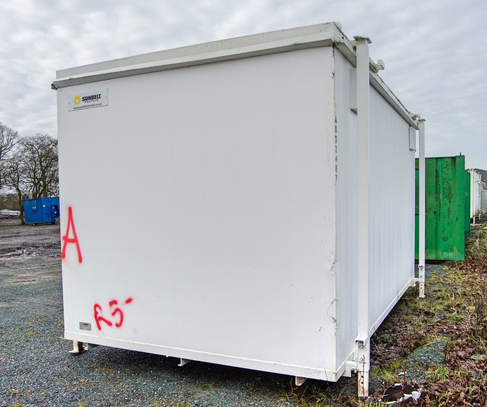 16ft x 8ft steel jack leg 3+1 toilet site unit Comprising of: Gents toilet(3 - cubicles, 2 - urinals - Image 4 of 12