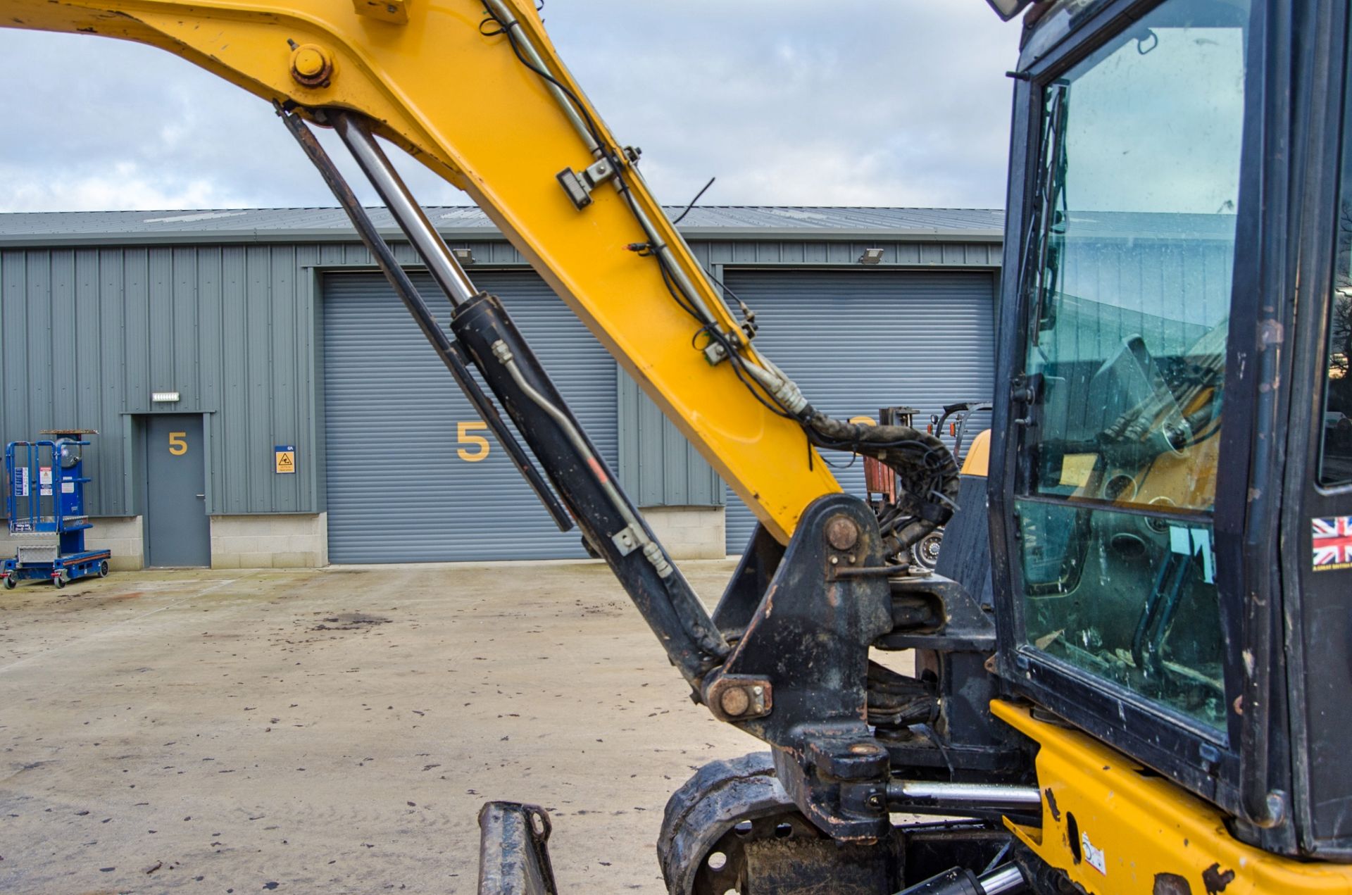 JCB 85 Z-1 ECO 8.5 tonne rubber tracked excavator Year: 2017 S/N: 2501060 Recorded Hours: 4788 - Image 17 of 25