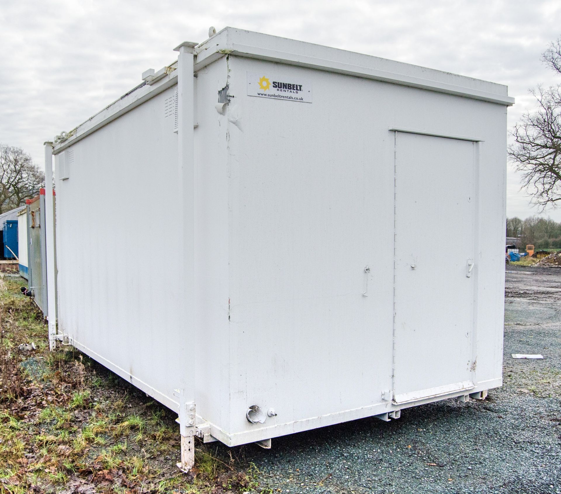 16ft x 8ft steel jack leg 3+1 toilet site unit Comprising of: Gents toilet(3 - cubicles, 2 - urinals - Image 3 of 12