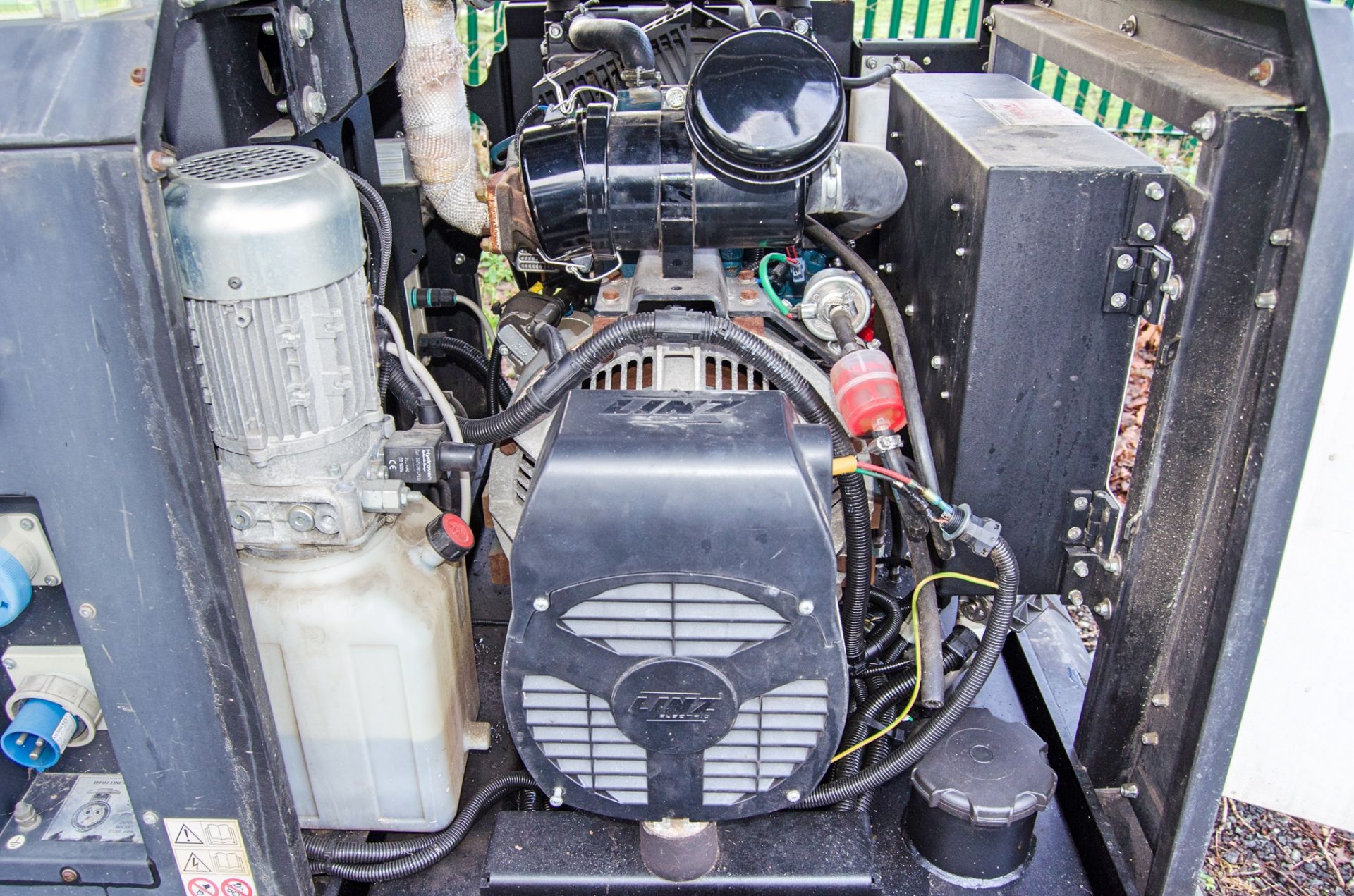 Generac V20 diesel driven 4-head LED fast tow mobile lighting tower Year: 2017 S/N: 1705275 Recorded - Image 11 of 12