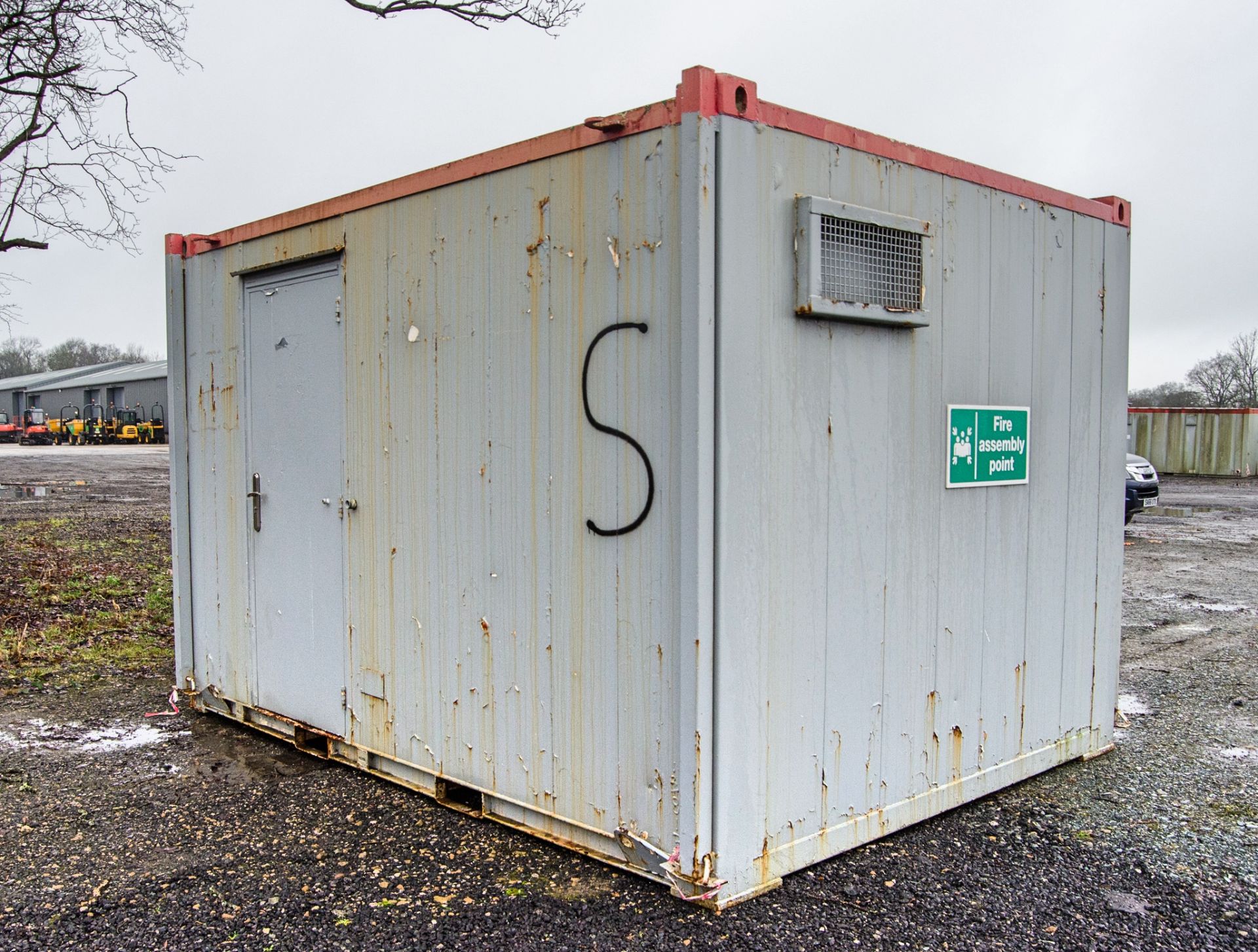 12 ft x 9 ft steel jack leg 2+1 toilet site unit Comprising of: Gents toilet (2 - cubicles, 2 -