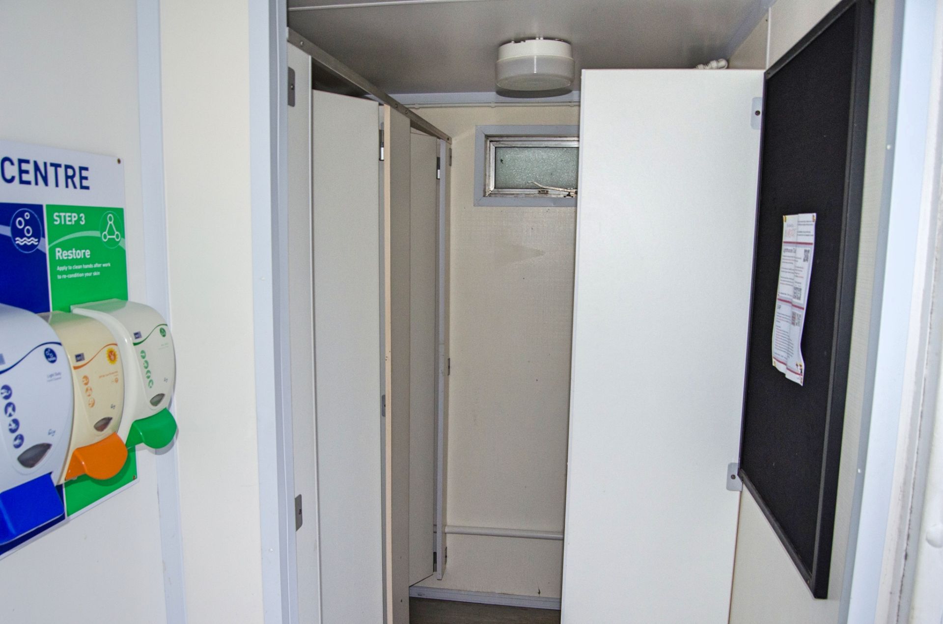 12 ft x 9 ft steel jack leg 2+1 toilet site unit Comprising of: Gents toilet (2 - cubicles, 2 - - Image 5 of 10