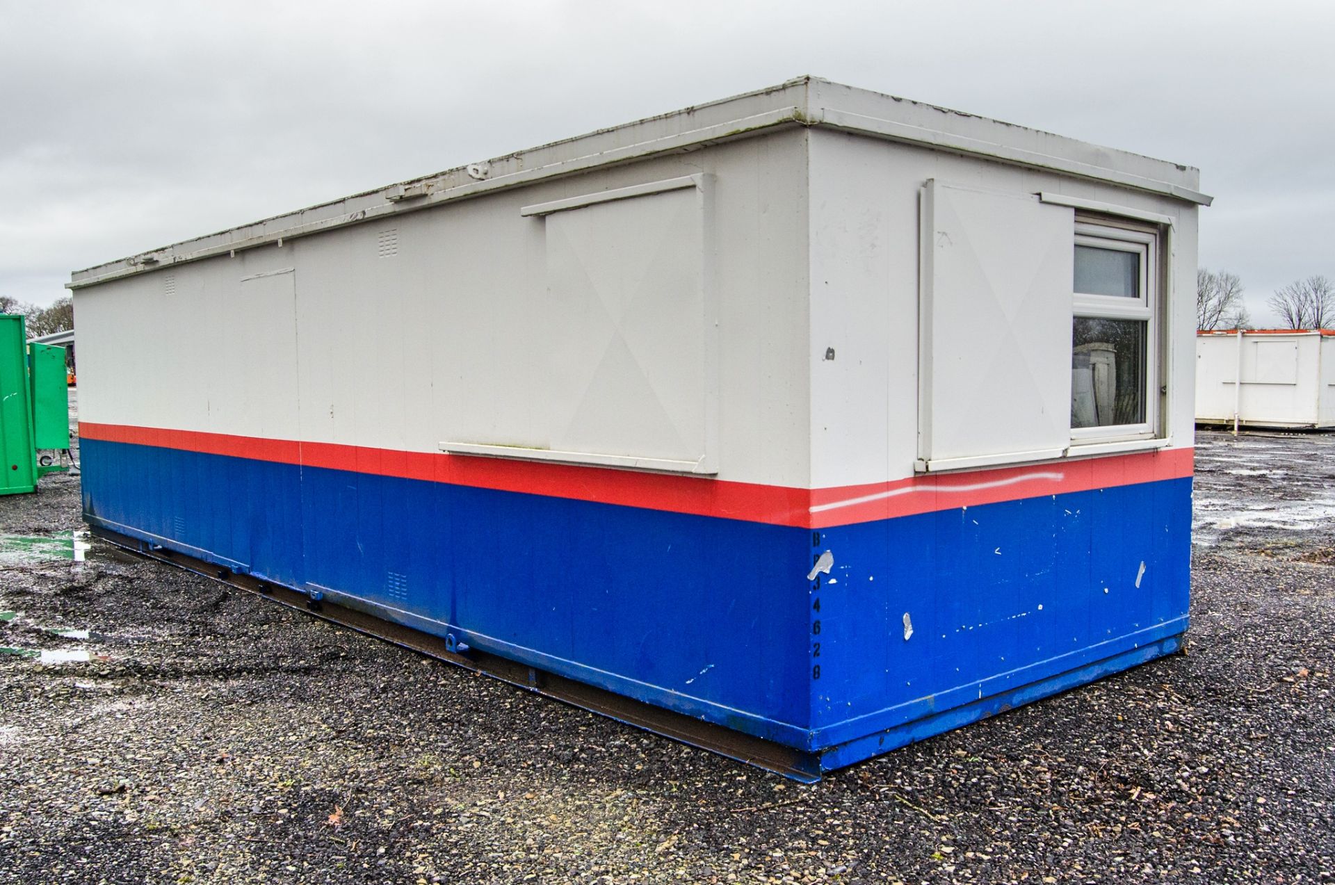 32ft x 10ft steel anti-vandal office site unit BB34628 ** No keys but unlocked ** - Image 3 of 6