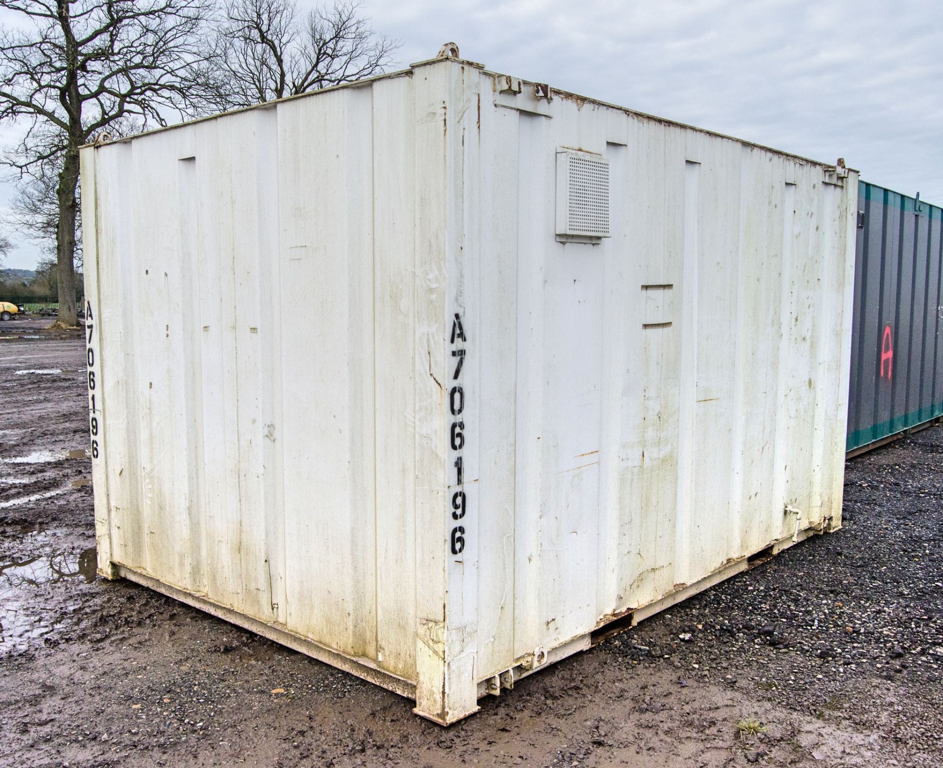 12ft x 8ft steel changing room/shower site unit A706196 ** No keys but unlocked ** - Image 4 of 7