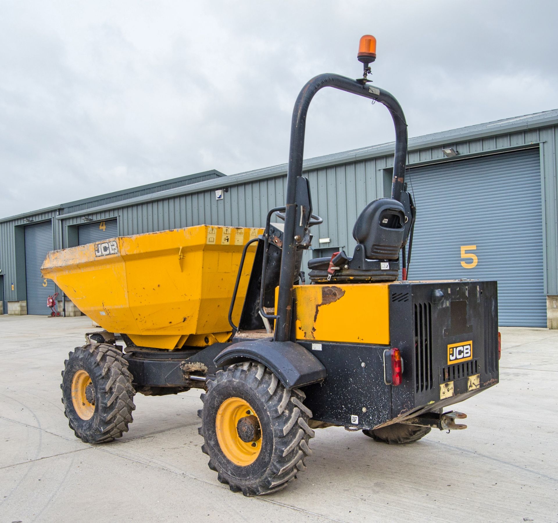 JCB 3 tonne swivel skip dumper Year: 2015 S/N: EFFRF8427 Recorded Hours: 1247 c/w V5C registration - Image 4 of 25