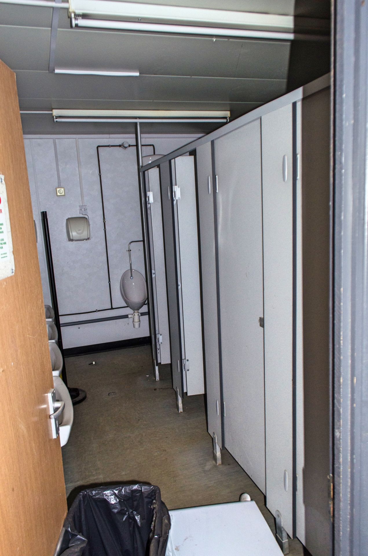 32ft x 10ft steel jack leg 4+4 toilet site unit Comprising of: Lobby area & 2 - toilet rooms (each - Image 6 of 18
