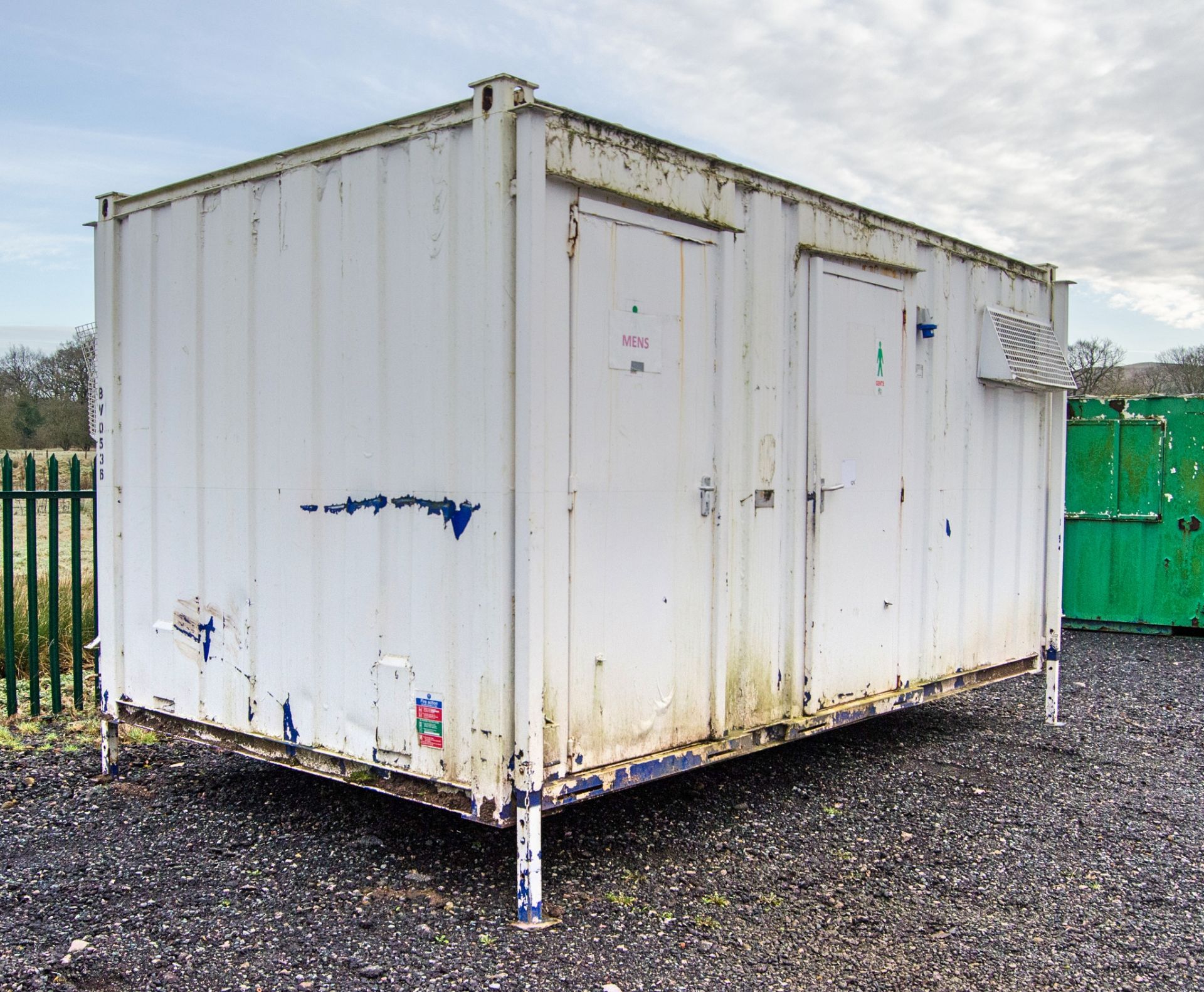 16ft x 9ft steel 3+1 toilet site unit Comprising of: Gents toilet(3 - cubicles, 3 - urinals & 3- - Image 2 of 10