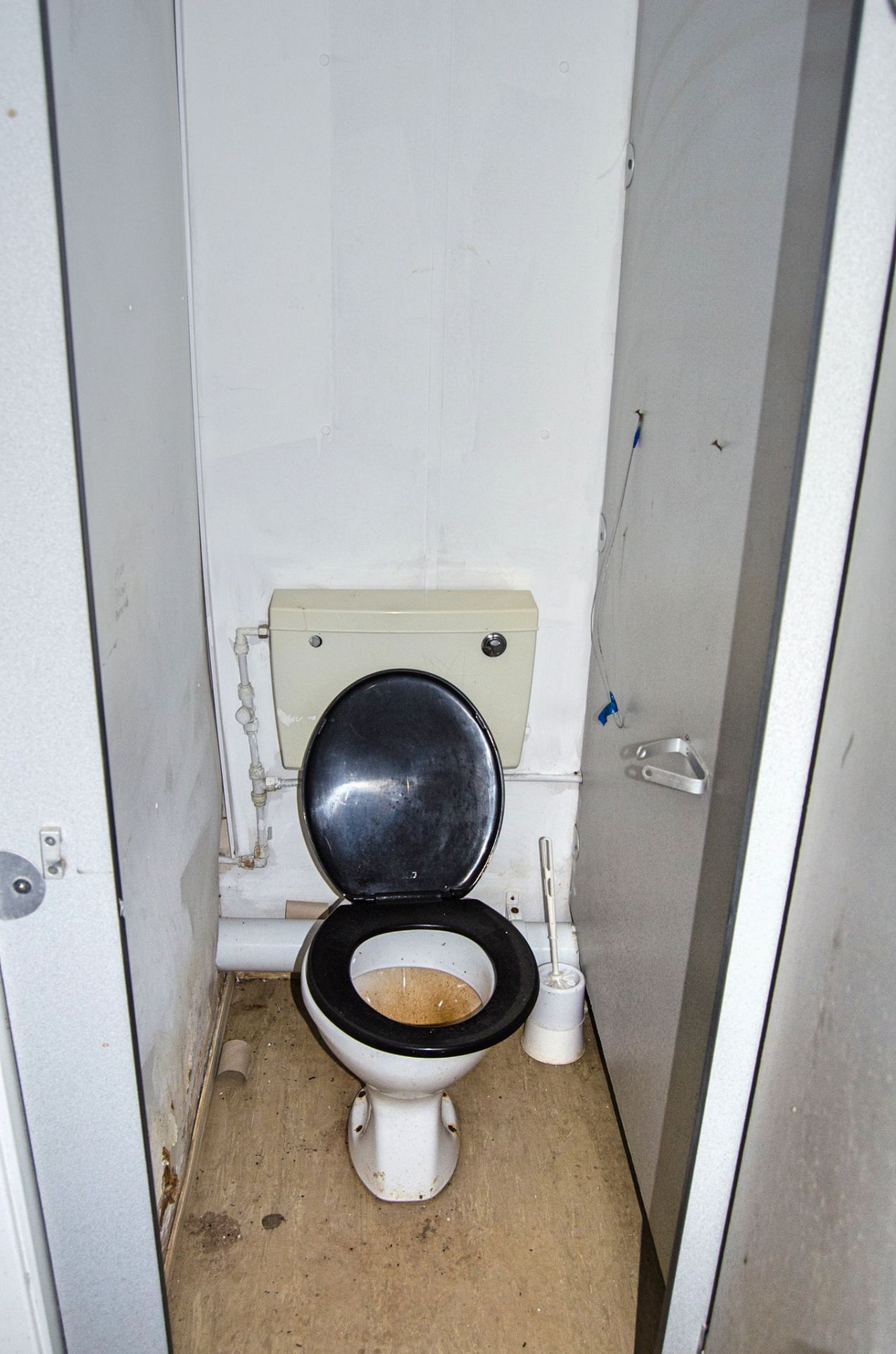 32ft x 10ft steel 4+2 toilet site unit Comprising of: Gents toilet(4 - cubicles, 2 - urinals & - Image 8 of 11