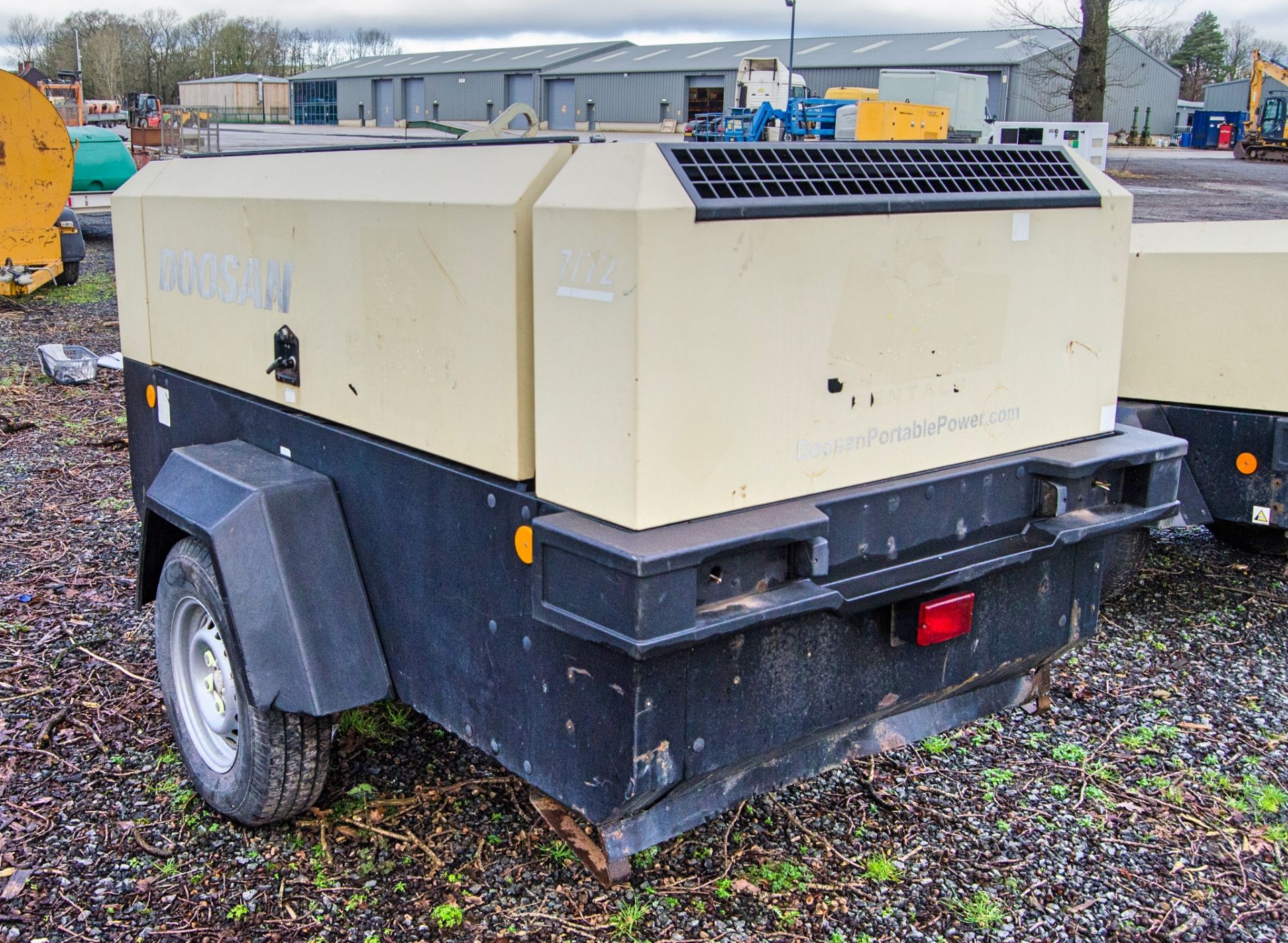 Doosan 7/72 diesel driven fast tow mobile air compressor Year: 2014 S/N: 54206 Recorded hours: - Image 4 of 10