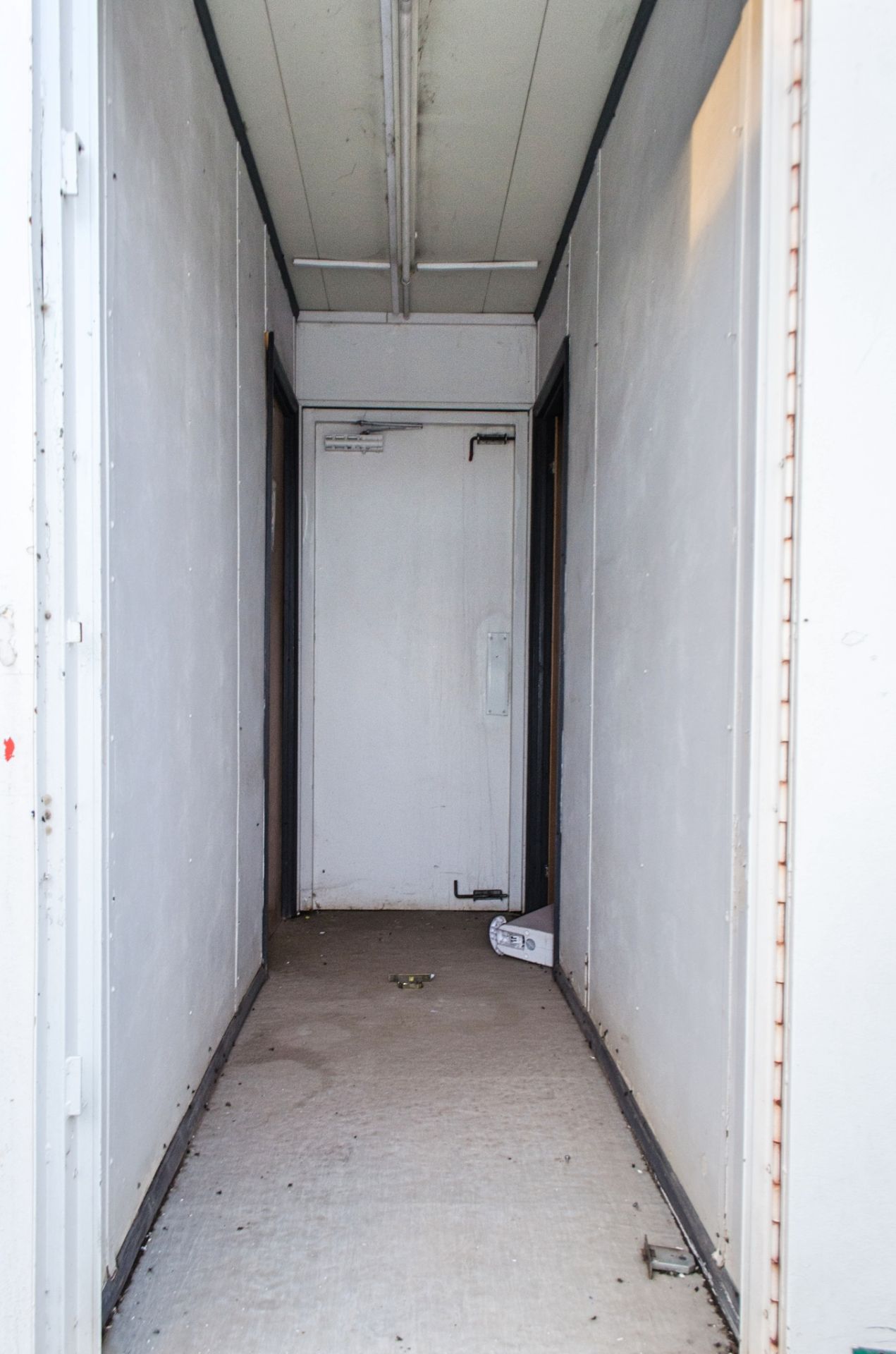 32ft x 10ft steel jack leg 4+4 toilet site unit Comprising of: Lobby area & 2 - toilet rooms (each - Image 5 of 18