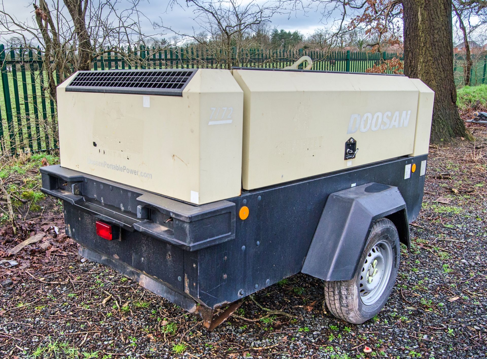 Doosan 7/72 diesel driven fast tow mobile air compressor Year: 2014 S/N: 54206 Recorded hours: - Image 3 of 10