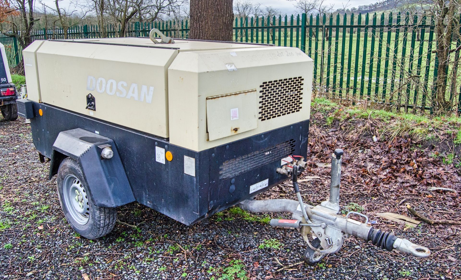 Doosan 7/72 diesel driven fast tow mobile air compressor Year: 2014 S/N: 54206 Recorded hours: - Image 2 of 10