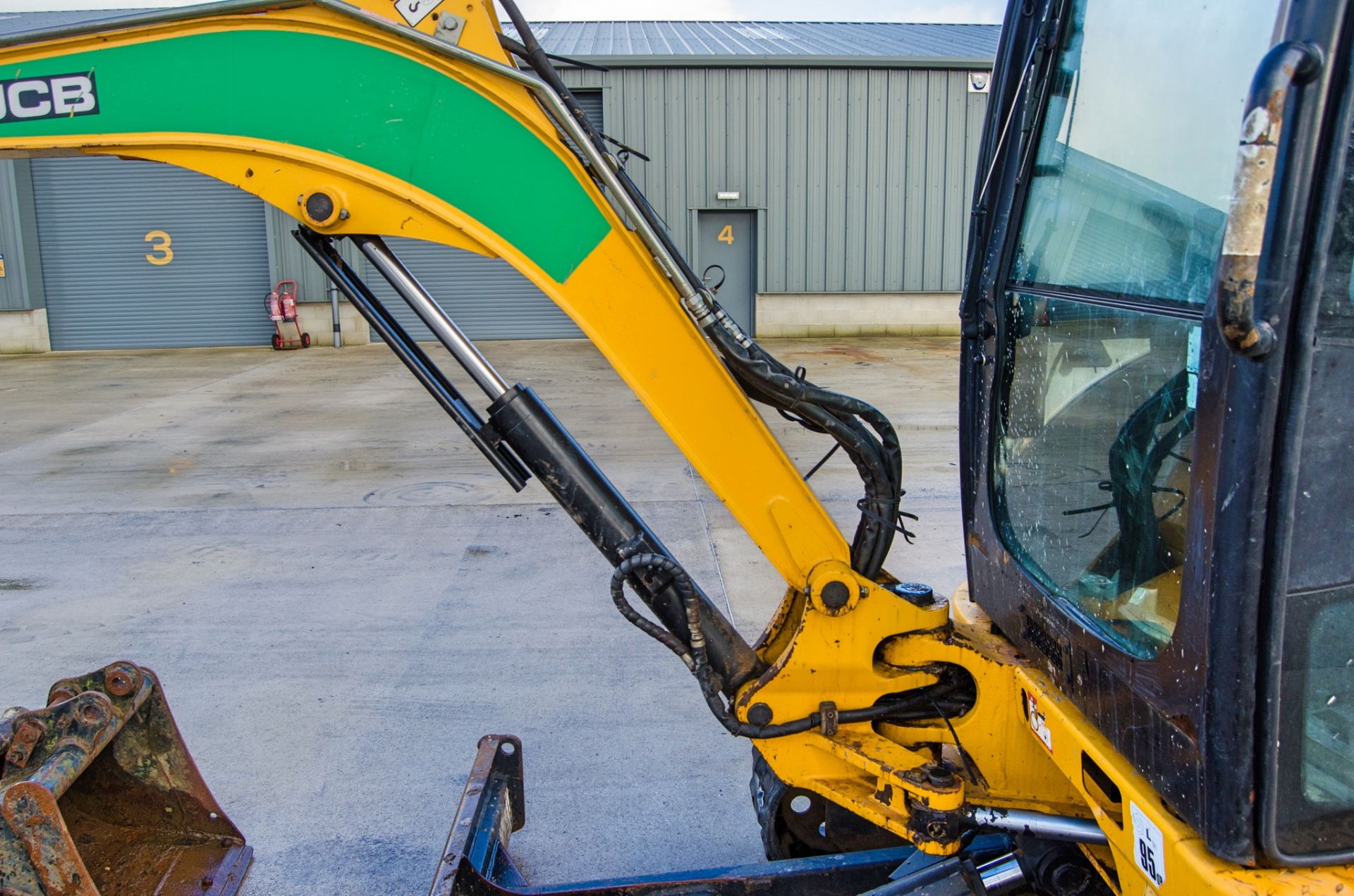 JCB 8030 3 tonne rubber tracked excavator Year: 2017 S/N: 2432696 Recorded Hours: 2867 c/w V5C - Image 16 of 25