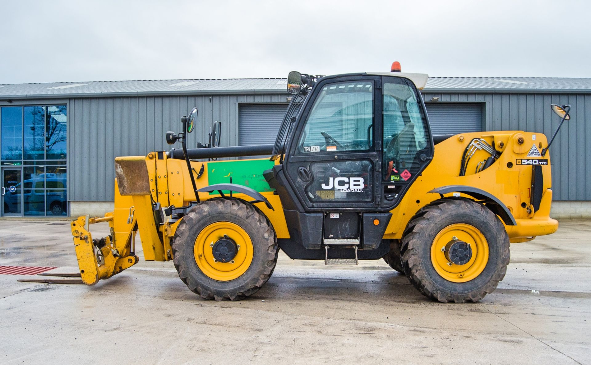 JCB 540-170 T4 IV 17 metre telescopic handler Year: 2016 S/N: 2466177 Recorded Hours: 4145 c/w - Image 8 of 27