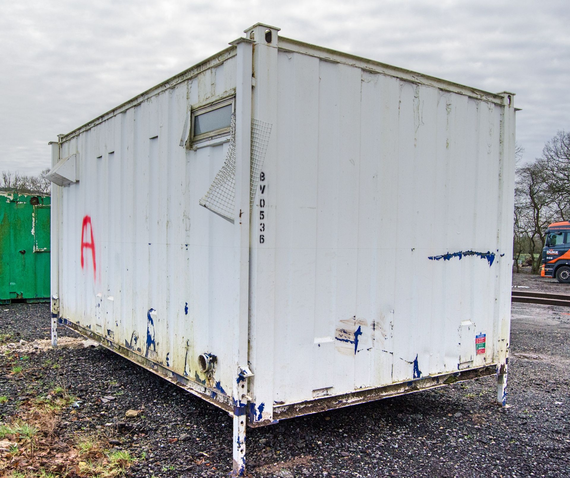 16ft x 9ft steel 3+1 toilet site unit Comprising of: Gents toilet(3 - cubicles, 3 - urinals & 3- - Image 3 of 10