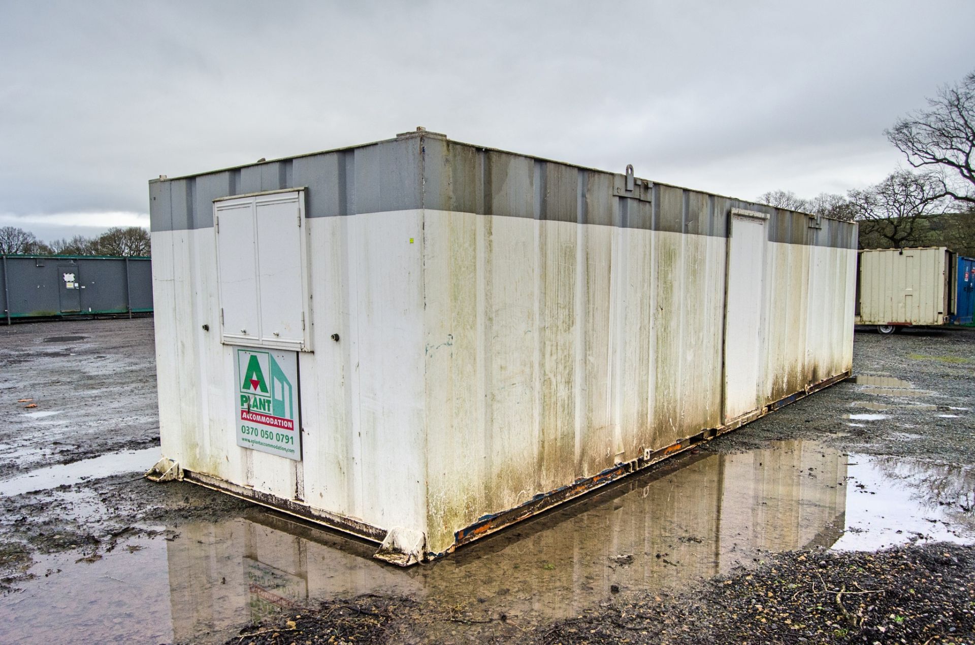 32ft x 10ft steel anti-vandal office site unit Comprising of: 2 offices A581009 ** No keys but - Image 4 of 7